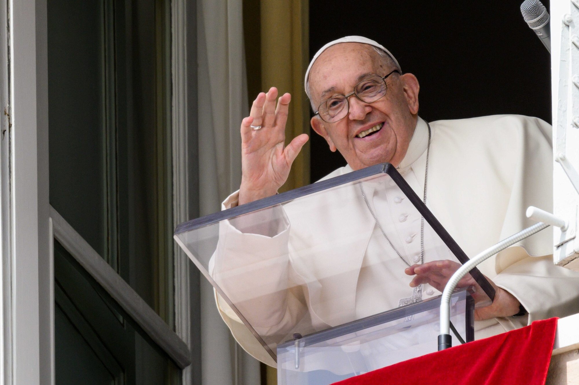 El Papa Francisco saluda a los visitantes reunidos en la Plaza de San Pedro para rezar el Ángelus en el Vaticano el 22 de septiembre de 2024. (CNS photo/Vatican Media)