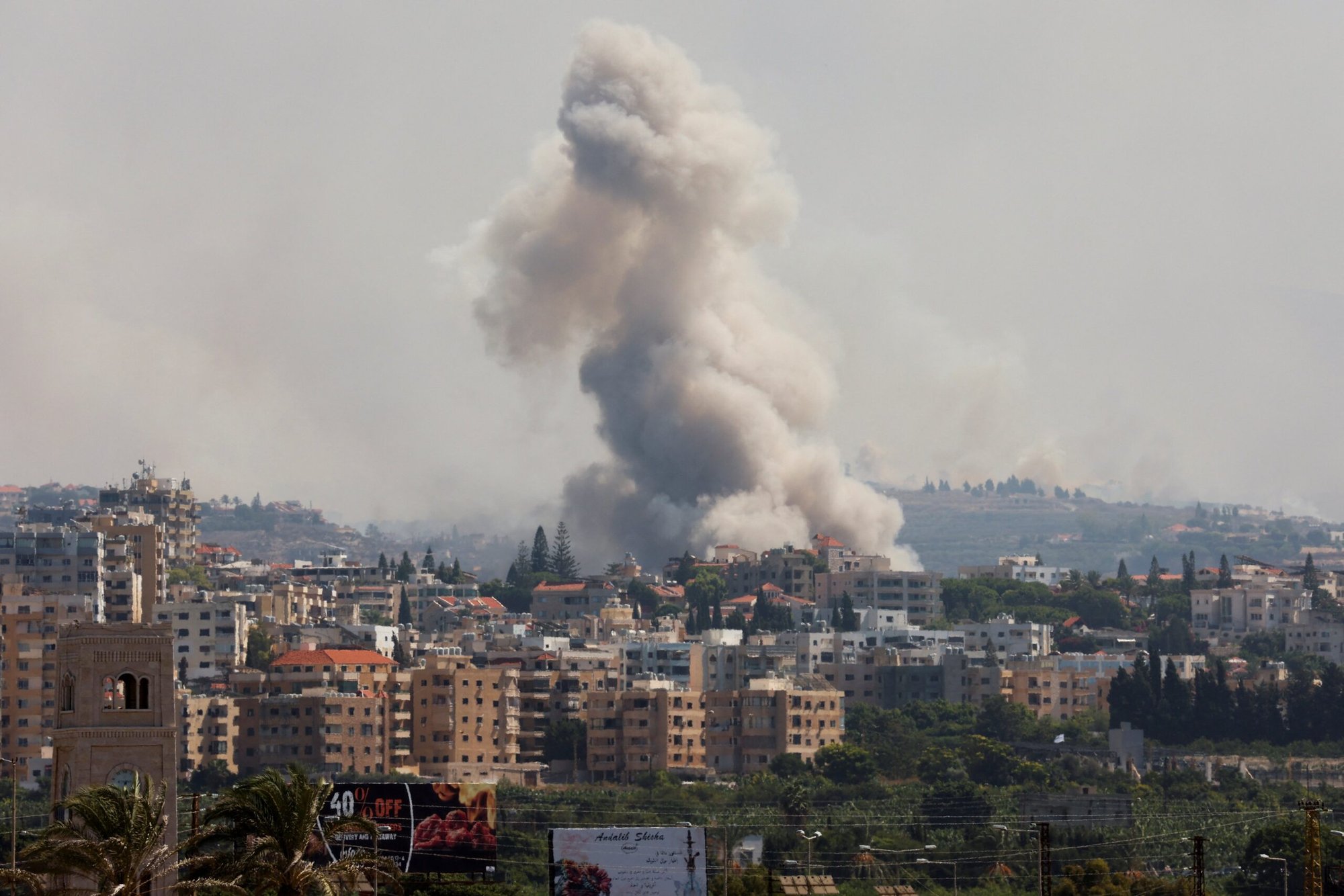 El humo ondea sobre el sur del Líbano tras los ataques aéreos israelíes, en medio de las hostilidades transfronterizas entre Hezbolá y las fuerzas israelíes, visto desde Tiro, sur del Líbano, 23 de septiembre de 2024. (Foto de OSV News/Aziz Taher, Reuters)