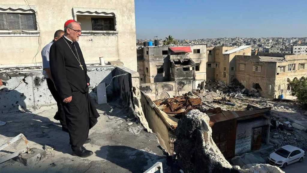 El cardenal Pierbattista Pizzaballa, patriarca latino de Jerusalén, camina entre las ruinas de edificios en la ciudad de Gaza. Visitó el norte de la Franja de Gaza del 16 al 19 de mayo de 2024, durante Pentecostés. En una carta a los fieles del 26 de septiembre, el cardenal Pizzaballa convocó una jornada de oración y penitencia en el aniversario del ataque de Hamás a Israel del 7 de octubre de 2023 y del inicio de la guerra entre Israel y Hamás. (Foto OSV News/Cortesía Patriarcado Latino de Jerusalén)