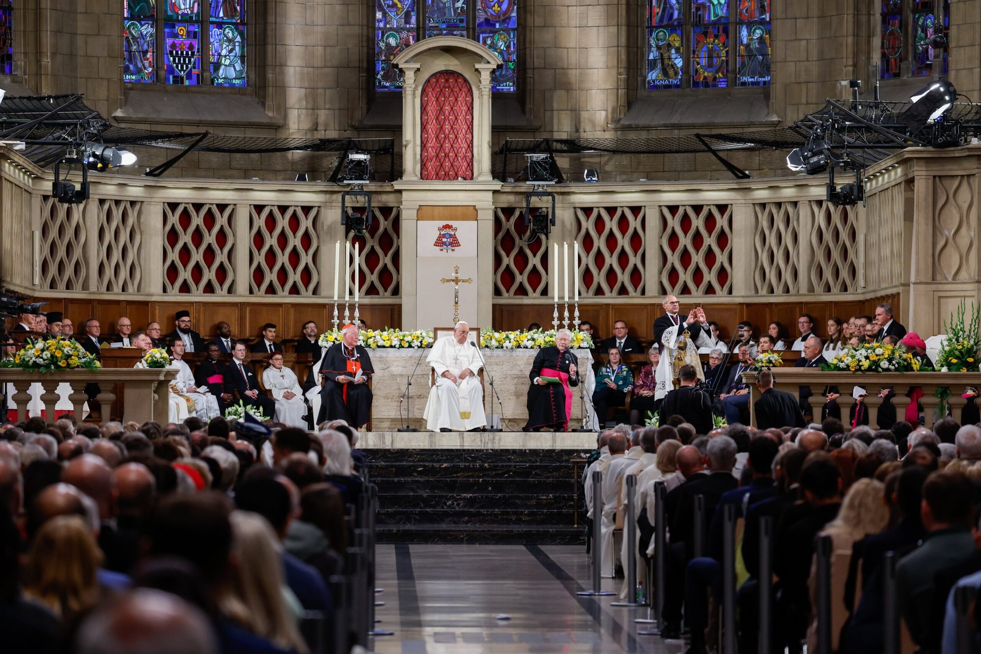 El Papa Francisco se reúne con obispos, sacerdotes, diáconos, religiosos, seminaristas y agentes de pastoral en la Catedral de Notre-Dame de Luxemburgo el 26 de septiembre de 2024. (CNS photo/Lola Gomez)