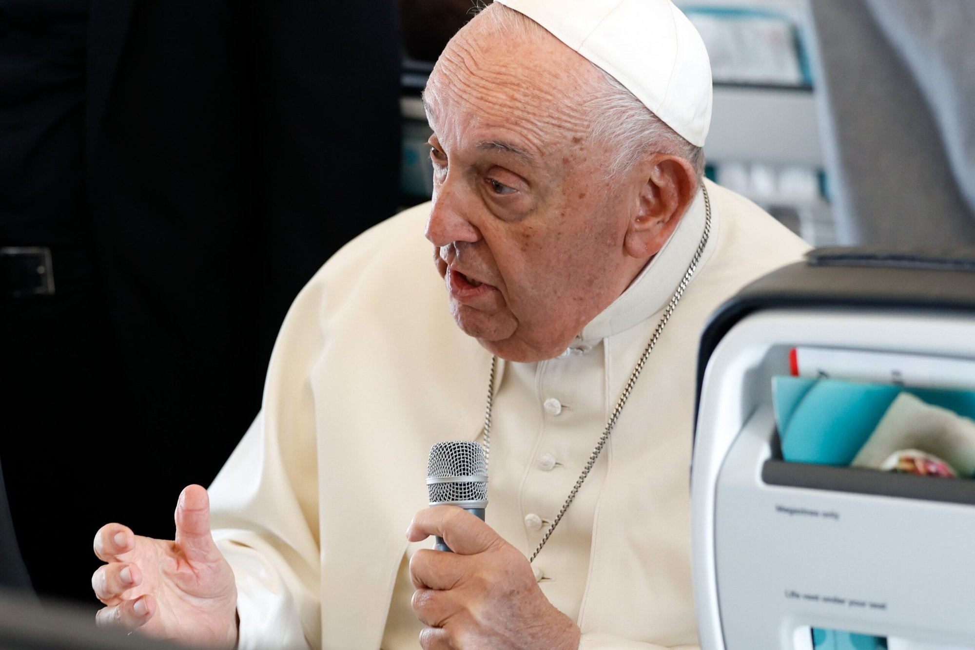 El Papa Francisco responde a una pregunta de un periodista a bordo de su vuelo de regreso a Roma el 29 de septiembre de 2024, tras visitar Luxemburgo y Bélgica durante su 46º viaje internacional. (CNS photo/Lola Gomez)