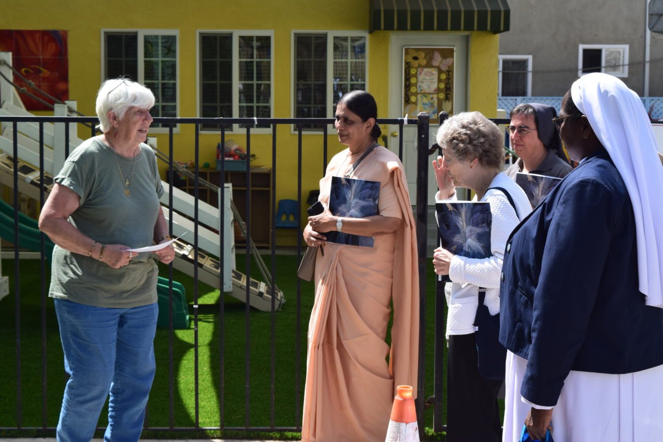 Las principales hermanas católicas comparten retos y soluciones en una visita a la Fundación HiltonLa hermana Judy Vaughan muestra a las hermanas visitantes Alexandria House, el refugio para mujeres y niños sin hogar de Koreatown que fundó en 1996. (Kayleen Sullivan/Fundación Conrad N. Hilton)