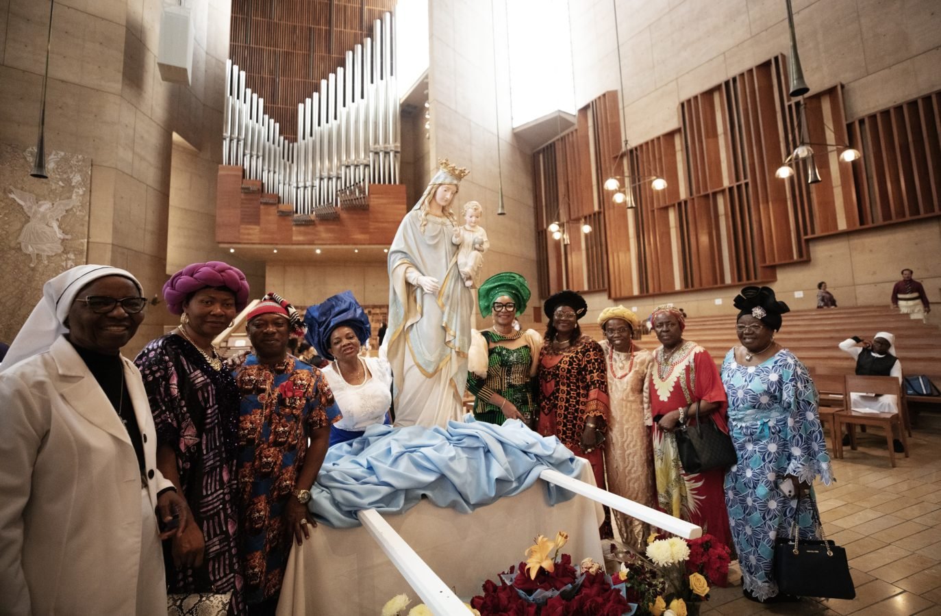 Católicos nigerianos locales con la estatua de Nuestra Señora de los Ángeles en la misa del 20 aniversario de «Una madre, muchos pueblos» en la catedral de Nuestra Señora de los Ángeles el 7 de septiembre. El acto multilingüe celebra los numerosos grupos étnicos y culturales de la archidiócesis. (John Rueda)