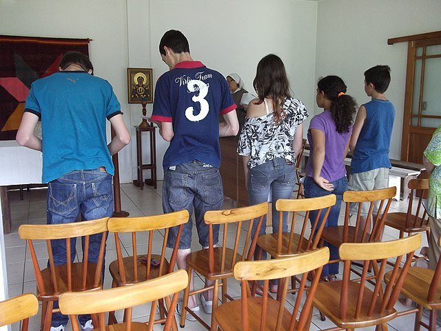 «Adolescentes rezando la Liturgia de las Horas». (Wikimedia Commons)