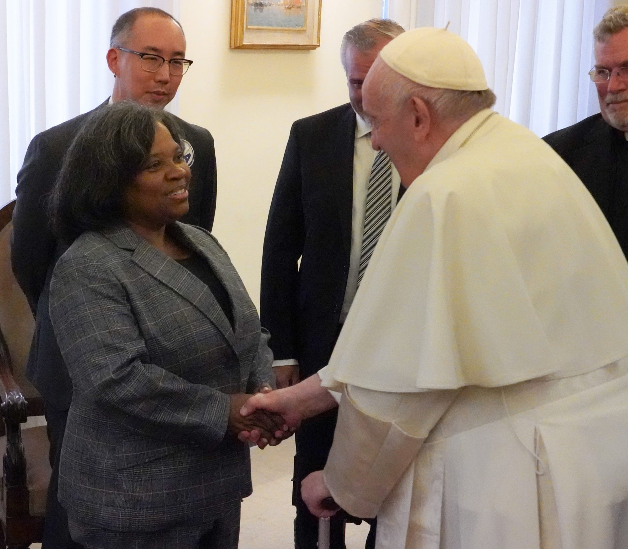 Un director ejecutivo de la LA-IAF, Robert Hoo, segundo por la izquierda, durante la reunión celebrada el 28 de agosto en el Vaticano entre organizadores comunitarios de la IAF y el papa Francisco. En la foto también aparecen el rabino David Lyon, rabino principal del Templo Beth Israel de Houston, y Elizabeth Valdez. (CNS photo/cortesía de la IAF)