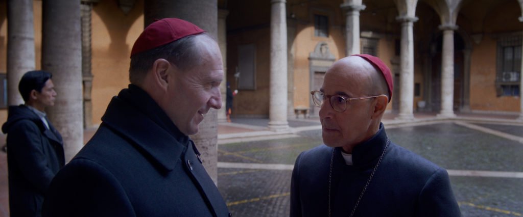 Ralph Fiennes como el cardenal Lawrence, y Stanley Tucci como el cardenal Bellini, protagonizan una escena de la película «Cónclave». (Cortesía Focus Features)