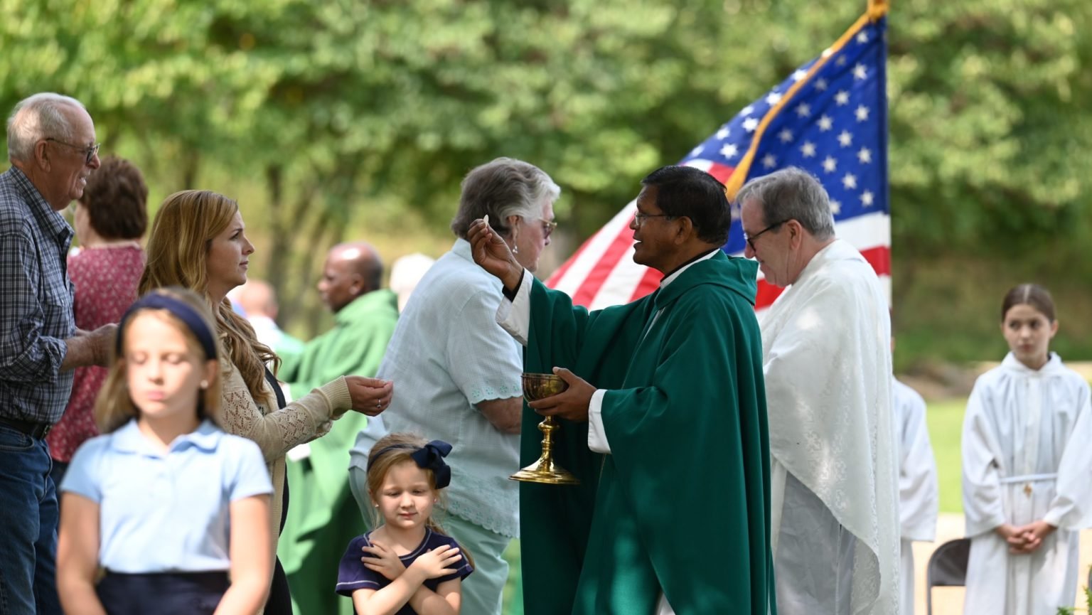Sacerdotes distribuyen la Comunión durante la Misa inaugural de la Vida Rural de la Diócesis de Jefferson City, Missouri, en una granja cerca de Viena, el 8 de septiembre. (OSV News/Annie Williams, The Catholic Missourian)