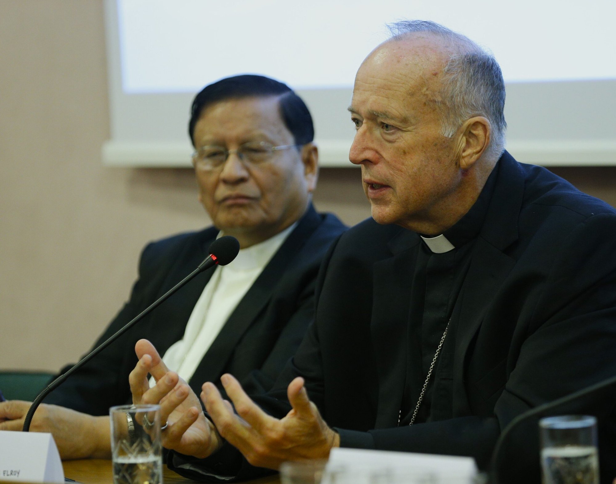 El cardenal Robert W. McElroy de San Diego habla durante un acto de inauguración del Instituto Católico para la No Violencia en el Istituto Maria Bambina de Roma el 29 de septiembre de 2024. A la izquierda, el cardenal Charles Bo de Yangon, Myanmar. (CNS photo/Justin McLellan)