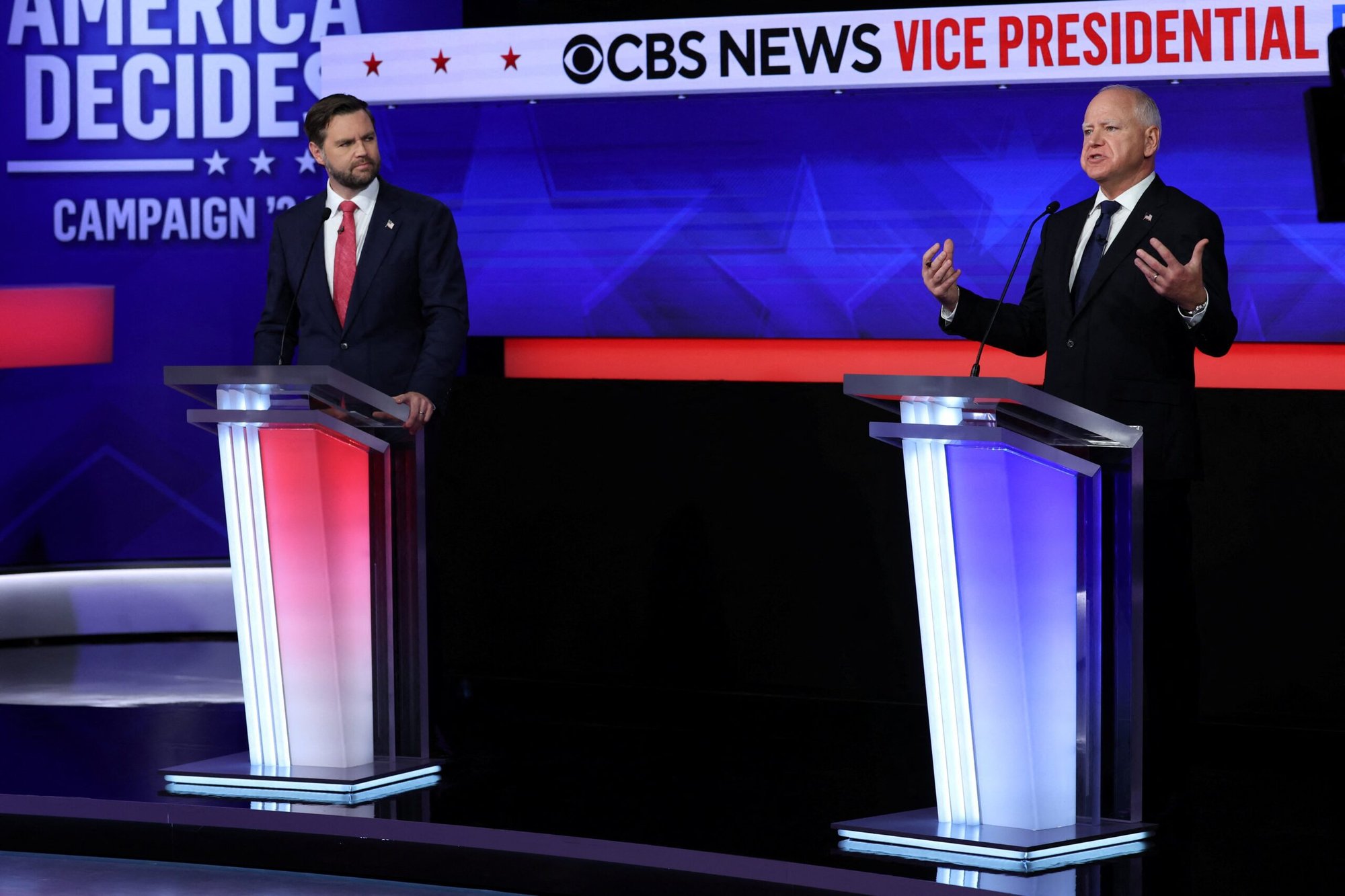 El candidato republicano a la vicepresidencia, el senador JD Vance, de Ohio, y el gobernador de Minnesota, Tim Walz, candidato demócrata a la vicepresidencia, participan en su primer y único debate en el CBS Broadcast Center de Nueva York el 1 de octubre de 2024. (Foto de OSV News/Mike Segar, Reuters)