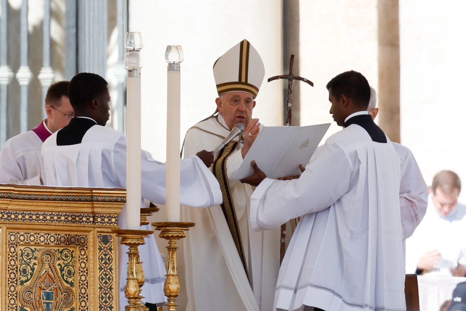 El Papa Francisco da su bendición al final de la Misa de apertura del Sínodo de los Obispos sobre la sinodalidad en la Plaza de San Pedro en el Vaticano, el 2 de octubre de 2024. (Foto de archivo/CNS/Lola Gomez)