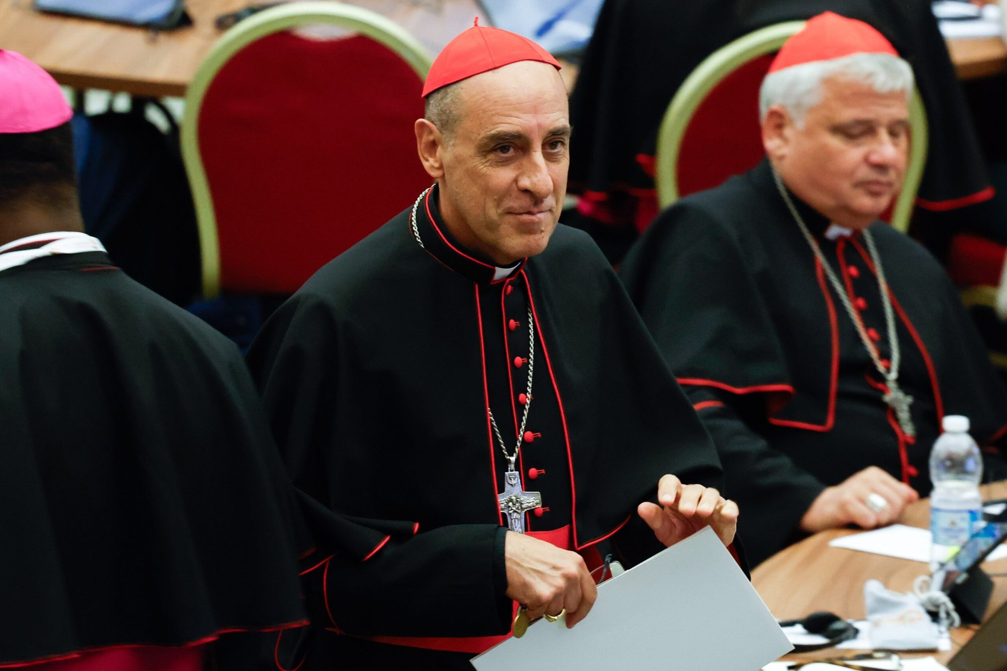 El cardenal Víctor Manuel Fernández, prefecto del Dicasterio para la Doctrina de la Fe, asiste a la sesión de apertura del Sínodo de los Obispos en el Aula de Audiencias Pablo VI del Vaticano el 2 de octubre de 2023. (Foto CNS/Lola Gomez)