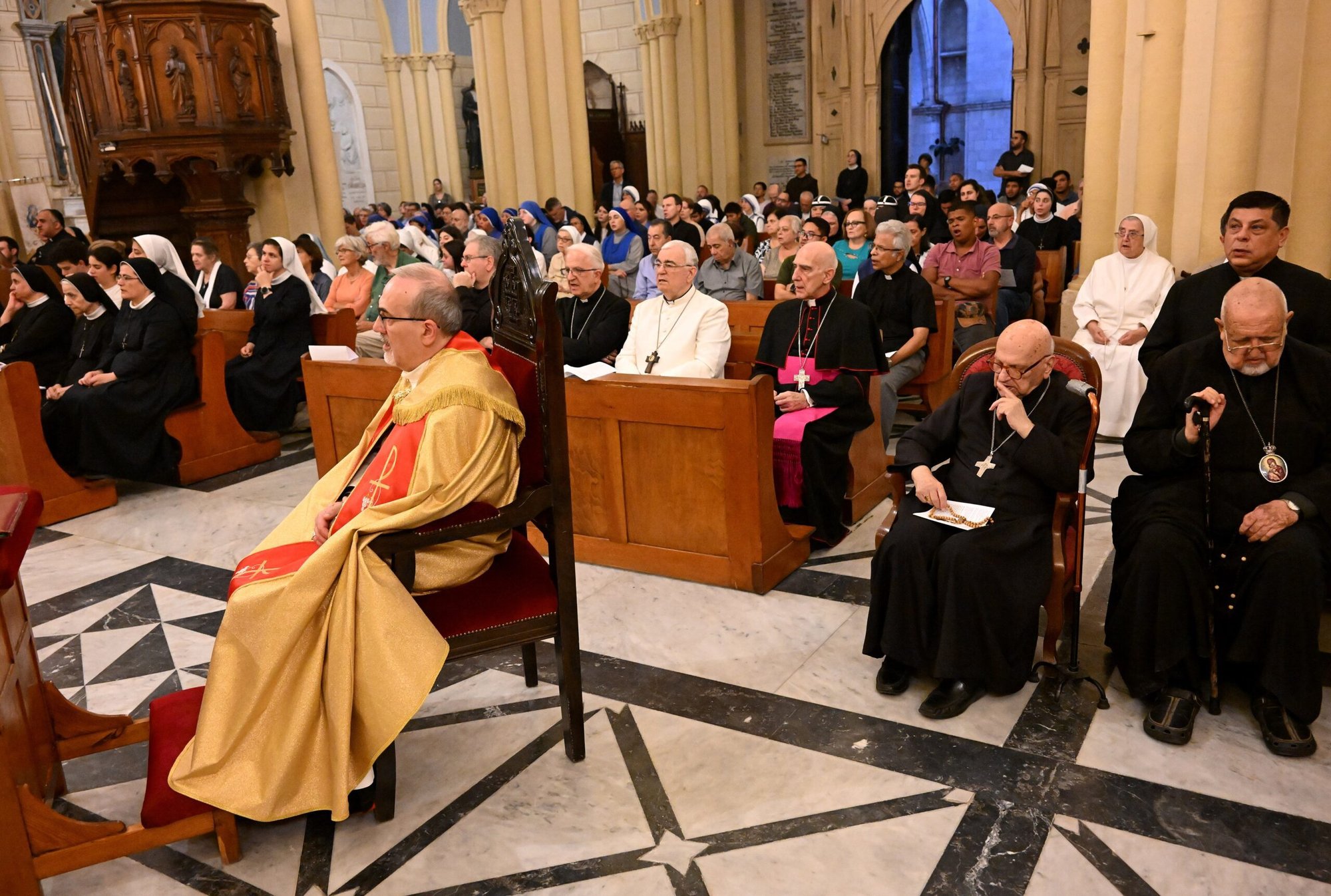 El cardenal Pierbattista Pizzaballa, patriarca latino de Jerusalén, reza mientras preside una hora de adoración y vísperas el 7 de octubre de 2024, en la Pro Catedral del Patriarcado Latino en la Ciudad Vieja de Jerusalén, en un día de ayuno, penitencia y oración por la paz en Tierra Santa. El 7 de octubre se cumplió el primer aniversario de la masacre de Hamás en las comunidades fronterizas israelíes de la Franja de Gaza y un año de la guerra entre Israel y Hamás en Gaza. (Foto OSV News/Debbie Hill)
