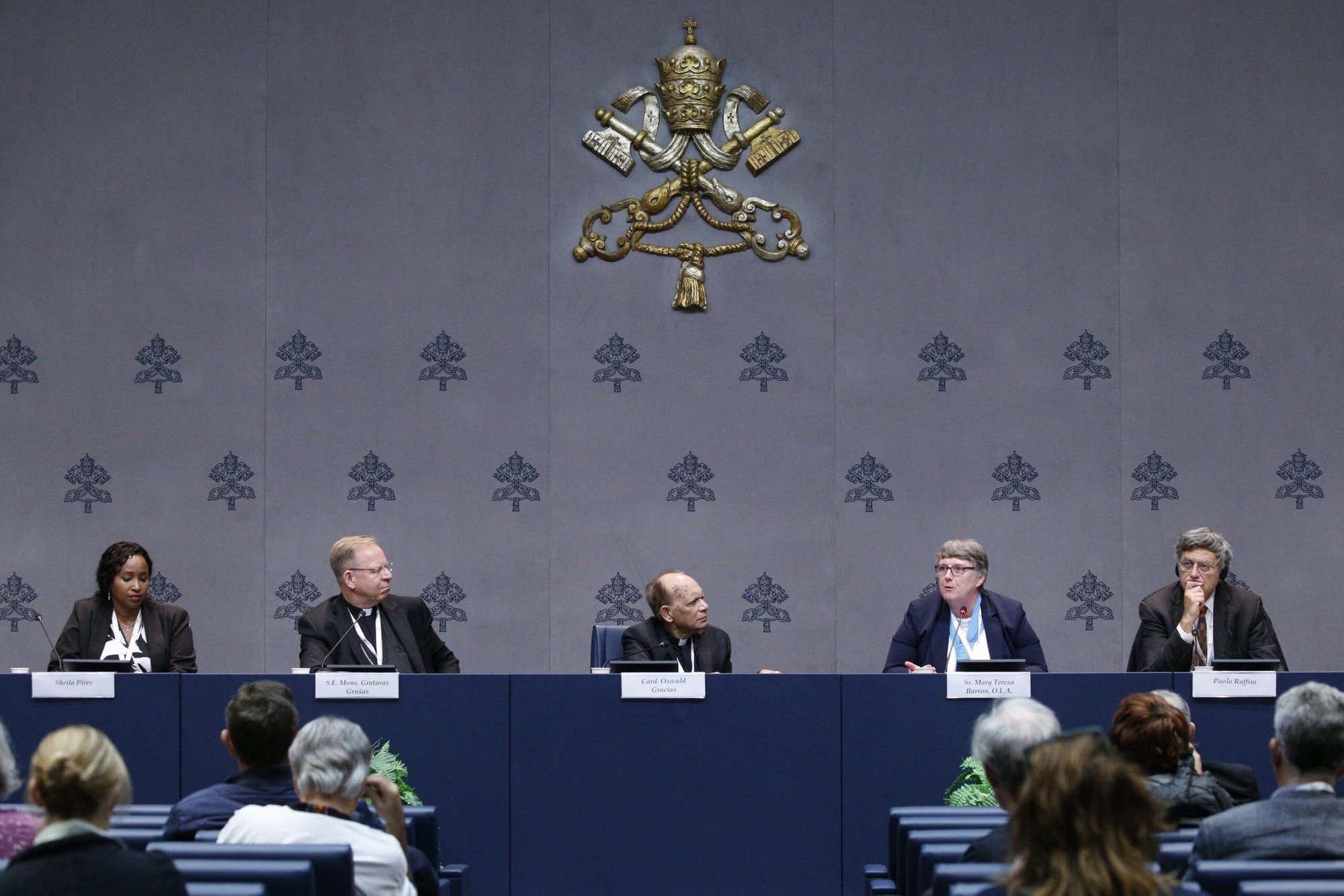 La hermana Mary Teresa Barron, miembro de la Congregación de las Hermanas de Nuestra Señora de los Apóstoles, habla durante una rueda de prensa sobre el Sínodo de los Obispos sobre la sinodalidad en el Vaticano el 7 de octubre de 2024. (Foto CNS/Justin McLellan)