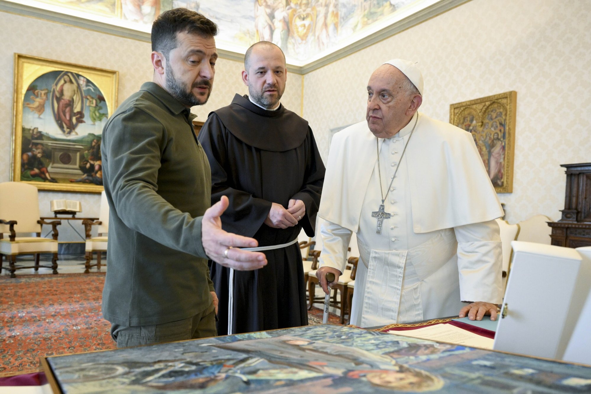 El presidente ucraniano Volodymyr Zelenskyy entrega un regalo al Papa Francisco durante un encuentro en el Vaticano el 11 de octubre de 2024. (CNS photo/Vatican Media)