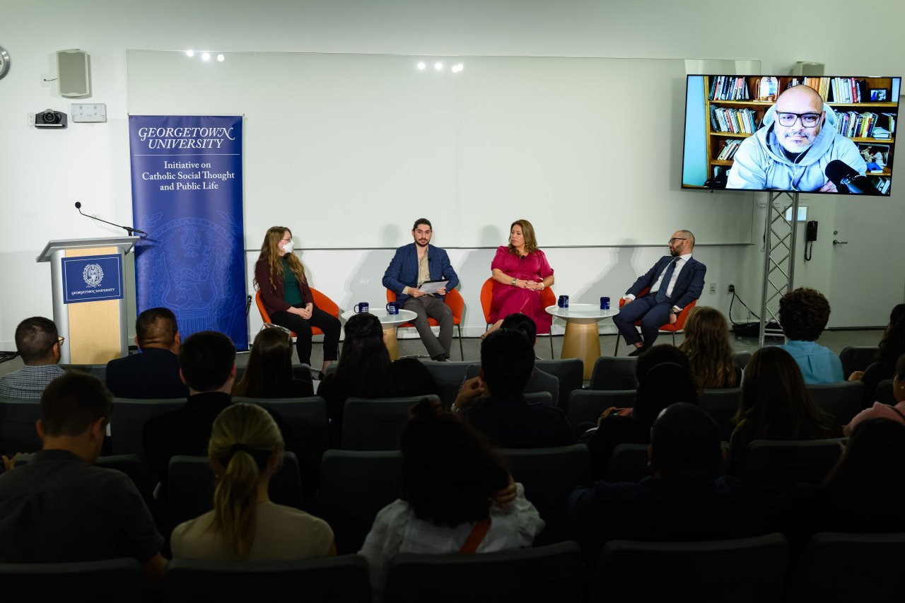 La Iniciativa sobre el Pensamiento Social Católico y la Vida Pública de la Universidad de Georgetown organizó un encuentro de líderes latinos el 7 de octubre de 2024, en el que se exploró la historia de la participación de los votantes hispanos y el concepto del bien común en nuestro contexto político actual. (Foto OSV News/cortesía de Georgetown University, Art Pittman)