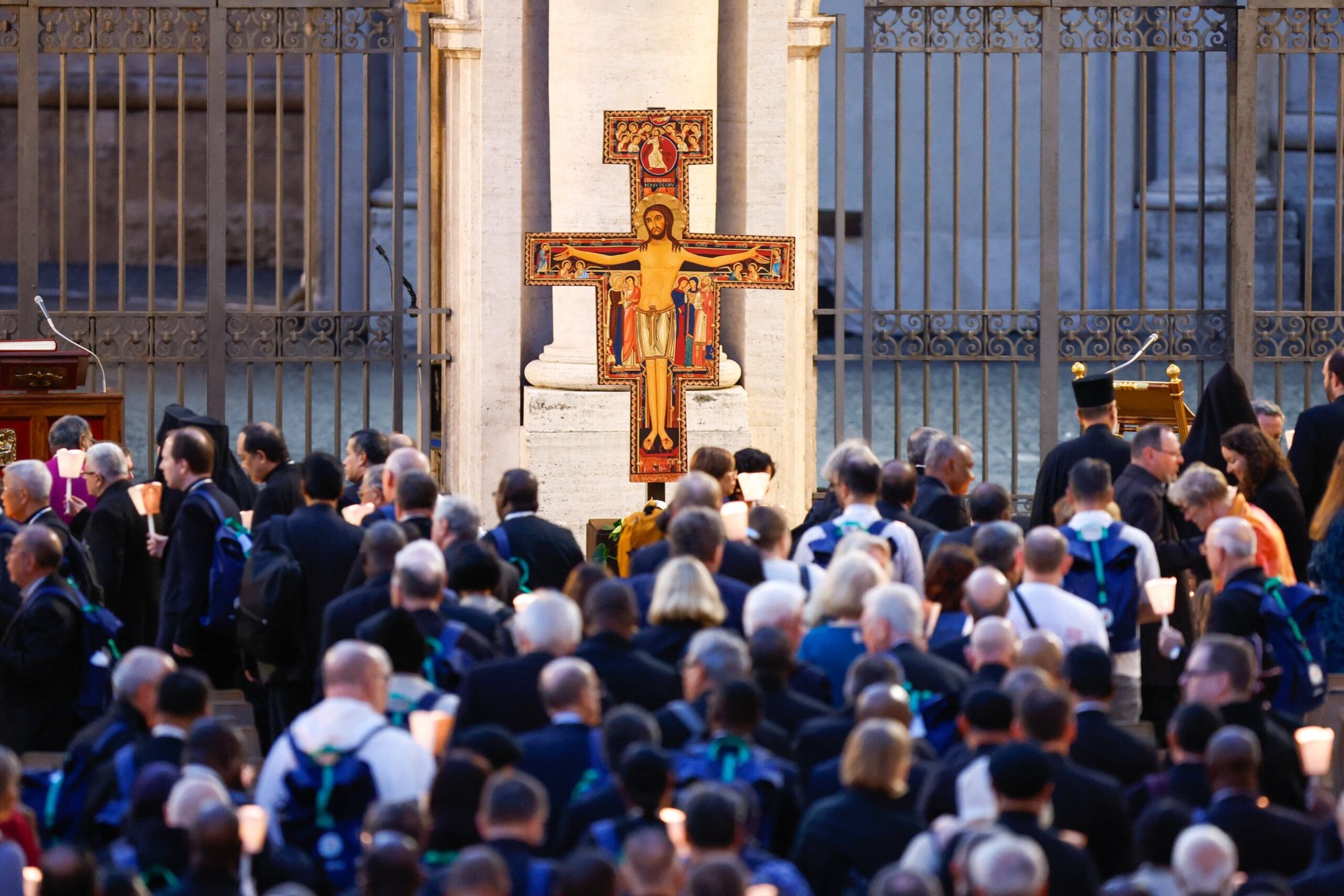 Miembros del Sínodo de los Obispos se reúnen con el Papa Francisco para una vigilia ecuménica con los participantes en el Sínodo de los Obispos el 11 de octubre de 2024, en la Plaza de los Protomártires Romanos del Vaticano. La plaza, justo al sur de la Basílica de San Pedro, es el lugar donde San Pedro y otros cristianos fueron martirizados en el siglo I bajo el emperador Nerón. (Foto CNS/Lola Gómez)