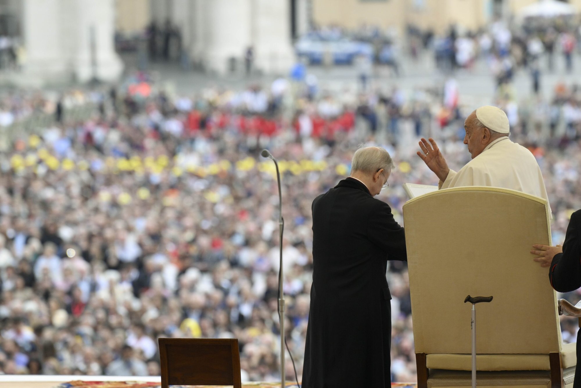 El Papa Francisco da su bendición a los visitantes en la Plaza de San Pedro durante su audiencia general en el Vaticano el 16 de octubre de 2024. (CNS photo/Vatican Media)
