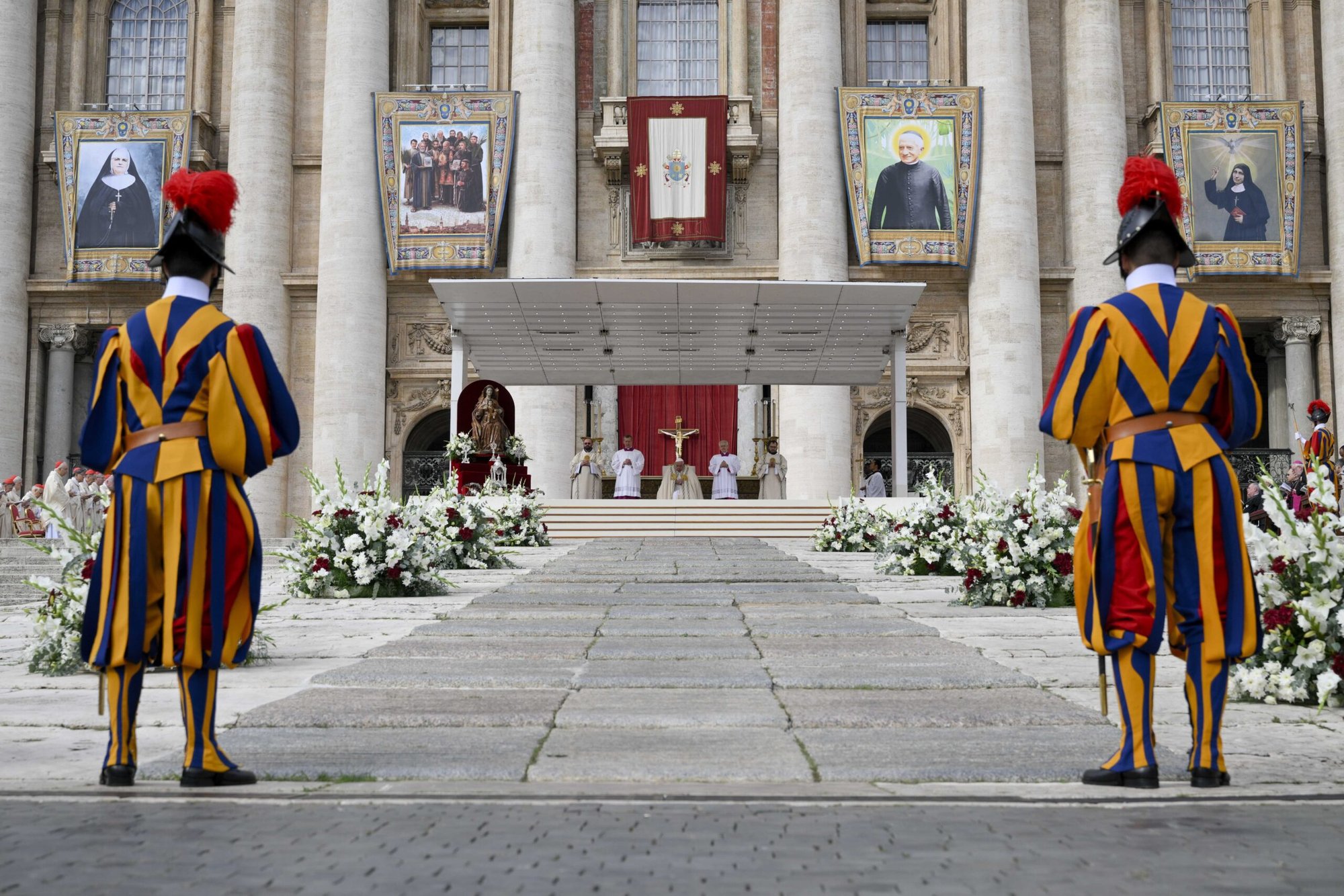 Estandartes de nuevos santos cuelgan de la fachada de la Basílica de San Pedro durante la Misa para la canonización de 14 nuevos santos en el Domingo Mundial de las Misiones en la Plaza de San Pedro con el Papa Francisco en el Vaticano el 20 de octubre de 2024. (Foto CNS/Vatican Media)