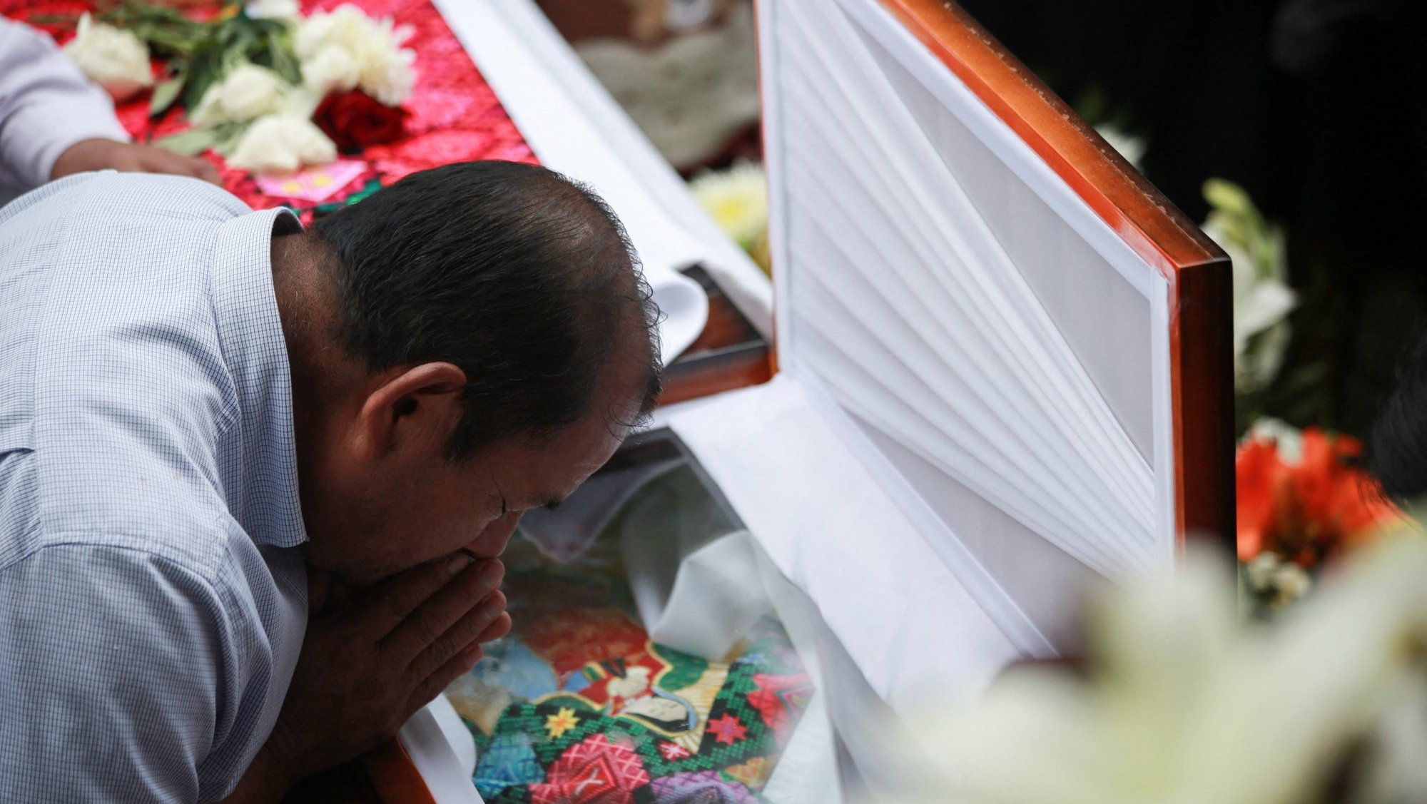 Un hombre presenta sus respetos durante una misa funeral por el padre Marcelo Pérez en San Andrés Larrainzar, en el sureño estado de Chiapas, México, 21 de octubre de 2024. El padre Pérez, que ejerció su ministerio en regiones indígenas plagadas de conflictos territoriales y posteriormente denunció la violencia de los cárteles de la droga, fue asesinado a tiros el 20 de octubre por dos asaltantes en motocicleta cuando se alejaba de la iglesia de Guadalupe en San Cristóbal de las Casas, según informan los medios de comunicación mexicanos. (Foto OSV News/Gabriela Sanabria, Reuters)