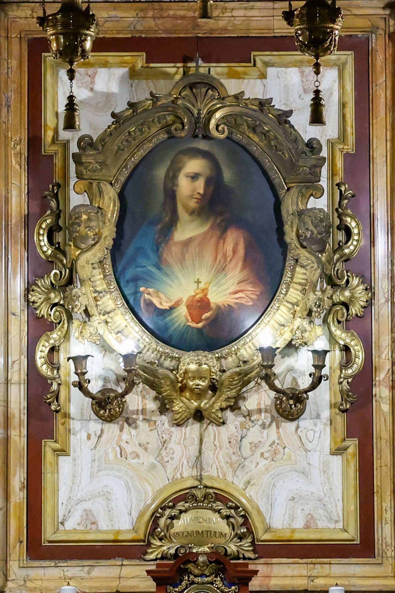 Una pintura de Pompeo Batoni del Sagrado Corazón de Jesús de 1767 se muestra en un marco adornado dentro de la Iglesia Jesuita del Gesù en Roma, 22 de octubre de 2024. (CNS photo/Lola Gomez)