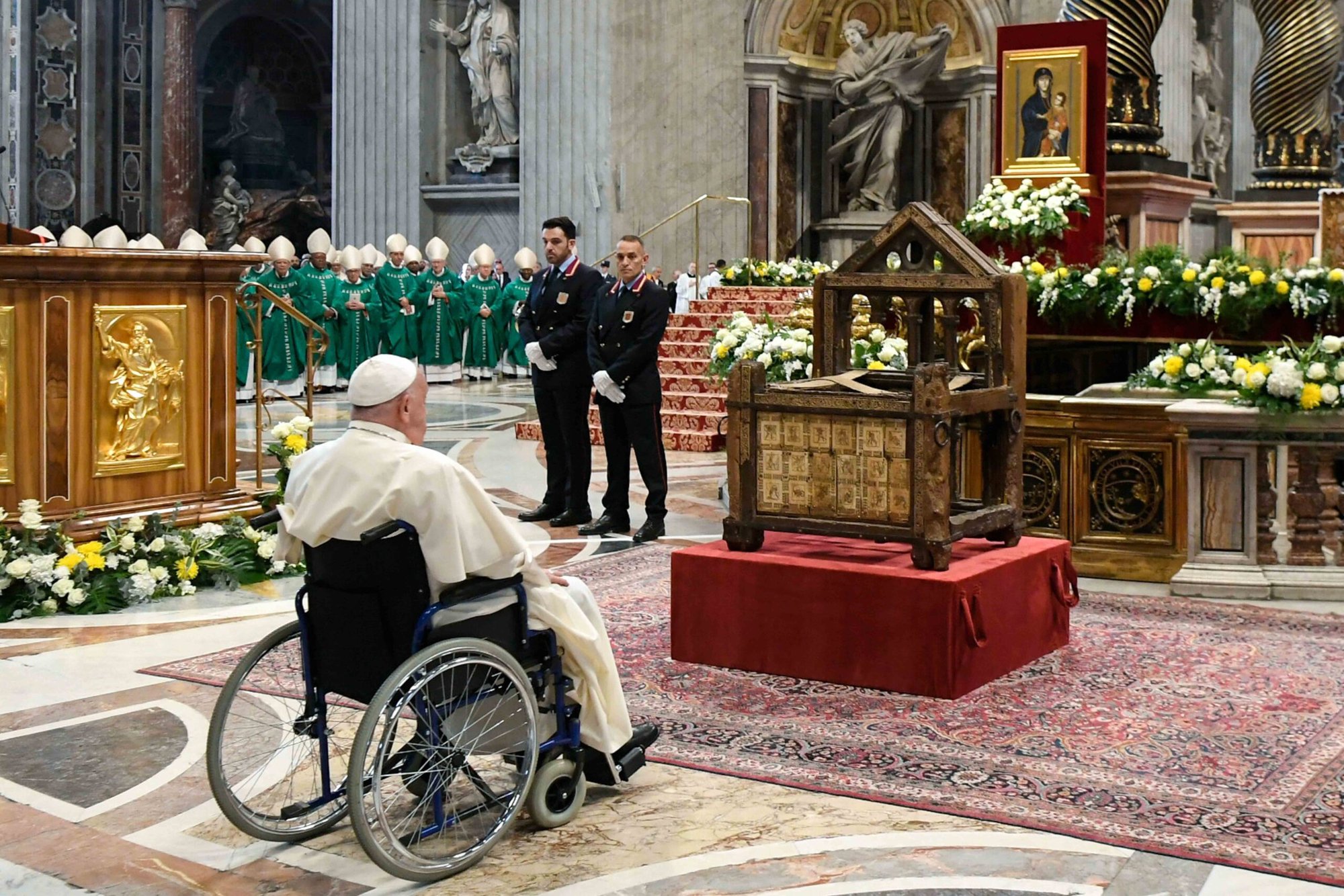 El Papa Francisco reza ante la Cátedra de San Pedro, colocada frente al altar mayor de la Basílica de San Pedro, tras la Misa de clausura del Sínodo de los Obispos sobre la sinodalidad en el Vaticano el 27 de octubre de 2024. (CNS photo/Vatican Media)