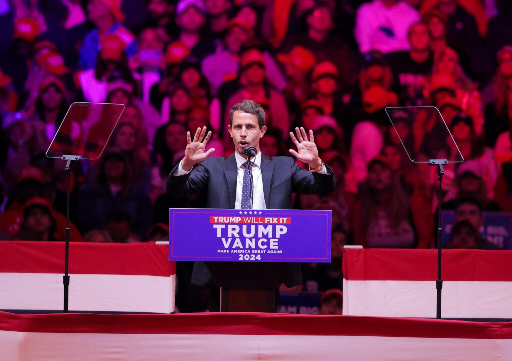El cómico Tony Hinchcliffe gesticula durante un mitin a favor del candidato presidencial republicano y expresidente de Estados Unidos Donald Trump en el Madison Square Garden de Nueva York el 27 de octubre de 2024. El arzobispo de San Juan de Puerto Rico, Roberto González Nieves, escribió una carta abierta a Trump el 28 de octubre, exigiéndole que se disculpara personalmente por los insultos racistas de Hinchcliffe dirigidos a Puerto Rico que tuvieron lugar en el mitin. (Foto OSV News/Andrew Kelly, Reuters)