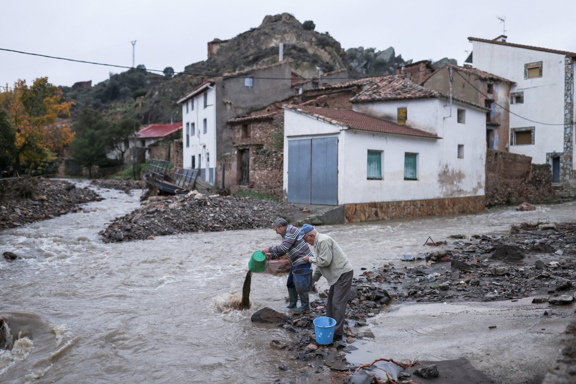 Hombres trasvasan agua con cubos en La Hoz de la Vieja, Teruel, España, 30 de octubre de 2024, después de que las fuertes lluvias provocaran inundaciones. El arzobispo de Valencia, Enrique Benavent, expresó su «gran preocupación» y celebró una misa por los afectados después de que al menos 95 personas murieran y muchas más desaparecieran en medio de las lluvias torrenciales que provocaron inundaciones masivas. (OSV News photo/Nacho Doce, Reuters)