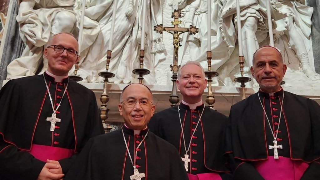 Los cuatro obispos auxiliares más recientes de Los Ángeles posan delante de la tumba de San León Magno en el interior de la Basílica de San Pedro durante un curso de formación para nuevos obispos en Roma el mes pasado. (Foto enviada)