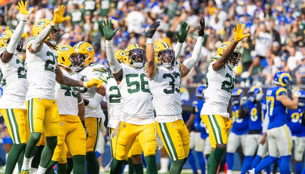 Los jugadores de los Green Bay Packers celebran después de una intercepción contra Los Angeles Rams durante un partido de fútbol americano de la NFL en el SoFi Stadium, el domingo 6 de octubre de 2024, en Inglewood, California. (Shutterstock)