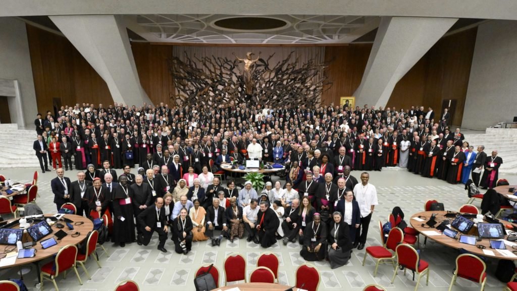 El Papa Francisco y los miembros del Sínodo de los Obispos sobre la sinodalidad posan para una foto tras la última sesión de trabajo del Sínodo, el 26 de octubre de 2024, en el Aula Pablo VI del Vaticano. (CNS photo/Vatican Media)