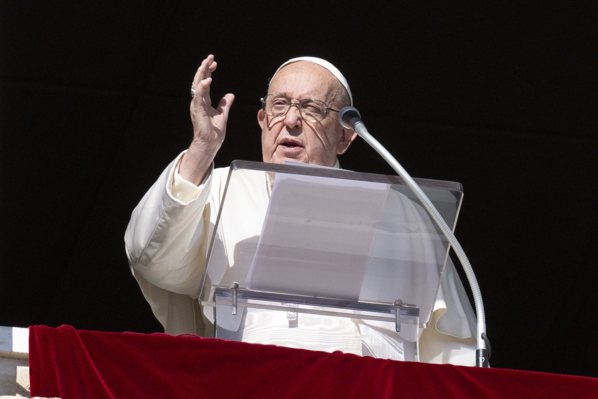 El Papa Francisco da su bendición a los visitantes en la Plaza de San Pedro tras rezar el Ángelus en el Vaticano el 3 de noviembre de 2024. (CNS photo/Vatican Media)