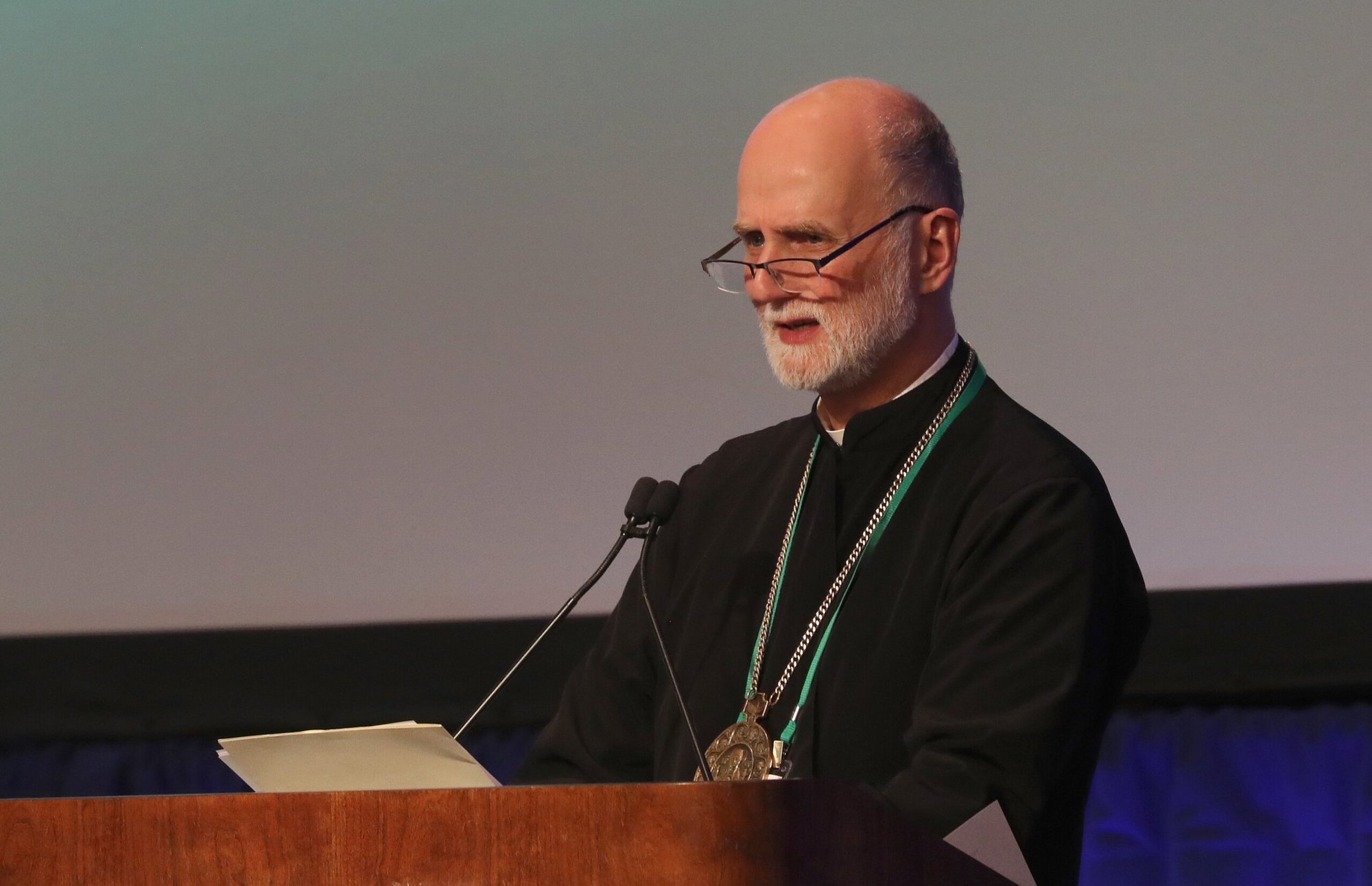 El Arzobispo Borys A. Gudziak de la Arquidiócesis Católica Ucraniana de Filadelfia, jefe del Comité de Obispos de EE.UU. sobre Justicia Doméstica y Desarrollo Humano, habla durante una sesión de la asamblea general de otoño de la Conferencia de Obispos Católicos de EE.UU. en Baltimore, el 13 de noviembre de 2024. (Foto OSV News/Bob Roller)