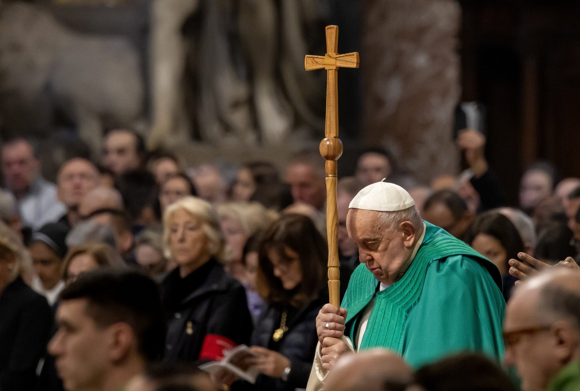 El Papa Francisco se apoya en su báculo mientras reza durante la Misa de la Jornada Mundial de los Pobres en la Basílica de San Pedro del Vaticano el 17 de noviembre de 2024. (CNS photo/Pablo Esparza)