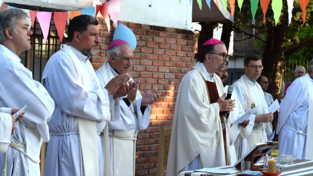 El obispo auxiliar de Buenos Aires, Argentina, Gustavo Carrara, aparece en una foto sin fecha concelebrando misa mientras habla desde un micrófono. Fue nombrado arzobispo de La Plata el 21 de noviembre de 2024. El arzobispo Carrara, de 51 años, fue ordenado en 1998 por el entonces arzobispo de Buenos Aires Jorge Mario Bergoglio -actual Papa Francisco- y comenzó a servir en las villas miseria de Buenos Aires. (OSV News photo/courtesy Familia Grande Hogar de Cristo)