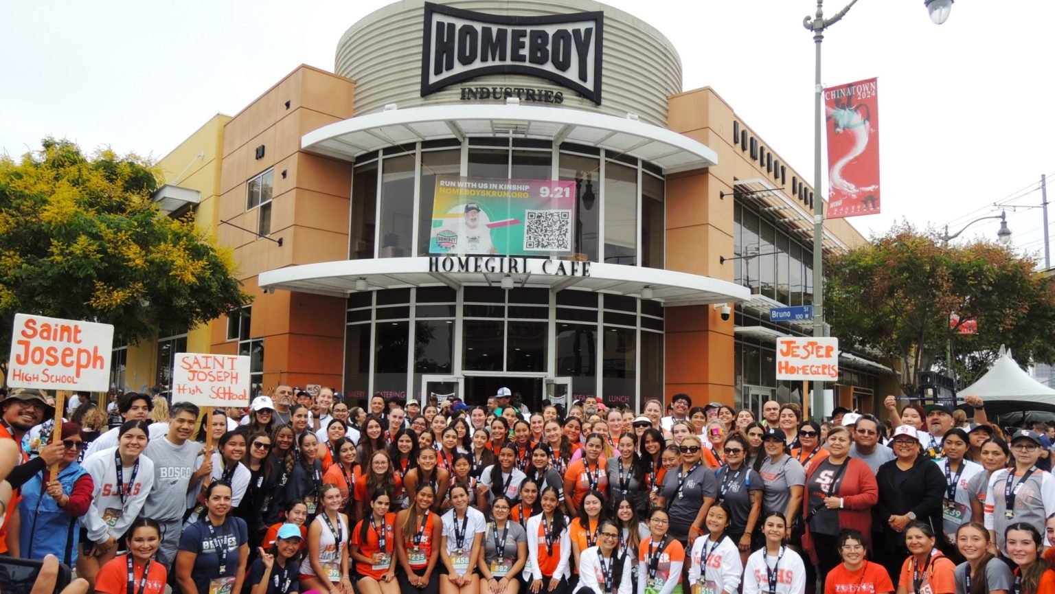 Miembros del club de servicio Jester Homegirls posan frente a Homeboy Industries después de su carrera/caminata anual 5K. (Margaret Hernandez)