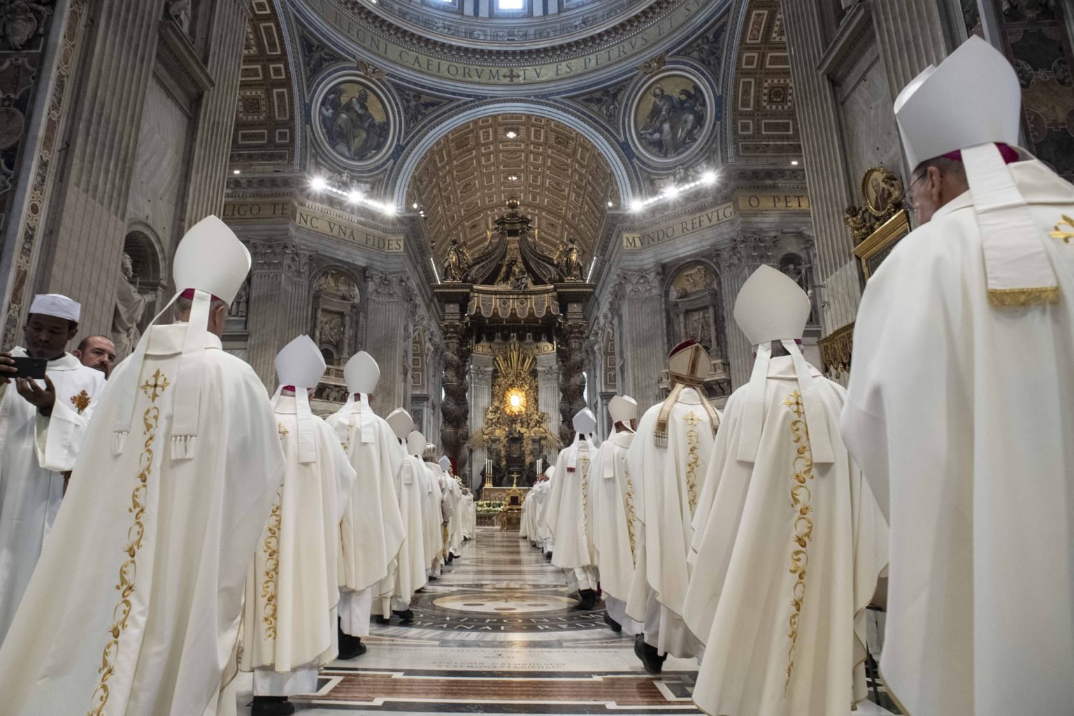 Prelados asisten a la Misa celebrada por el Papa Francisco en la Basílica de San Pedro el 11 de octubre de 2022, con motivo del 60 aniversario de la apertura del Concilio Vaticano II. (CNS/Vatican Media)