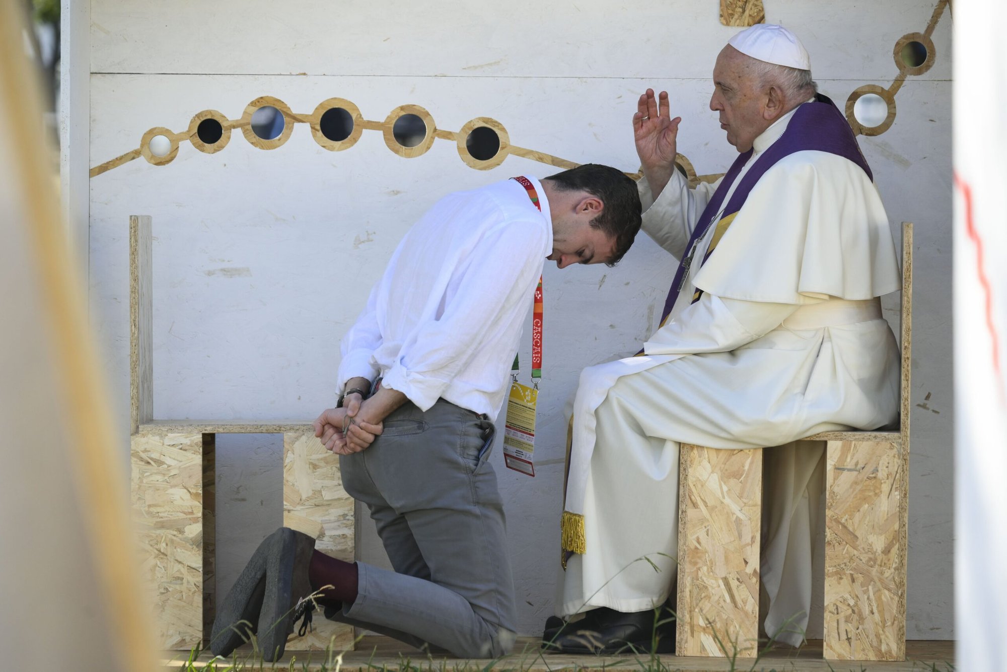 El Papa Francisco ofrece la absolución a un peregrino de la Jornada Mundial de la Juventud después de escuchar su confesión en el Jardín Vasco da Gama en Lisboa, Portugal, el 4 de agosto de 2023. El Papa administró el sacramento a tres peregrinos: jóvenes de Italia y España, y una joven de Guatemala. (CNS photo/Vatican Media)