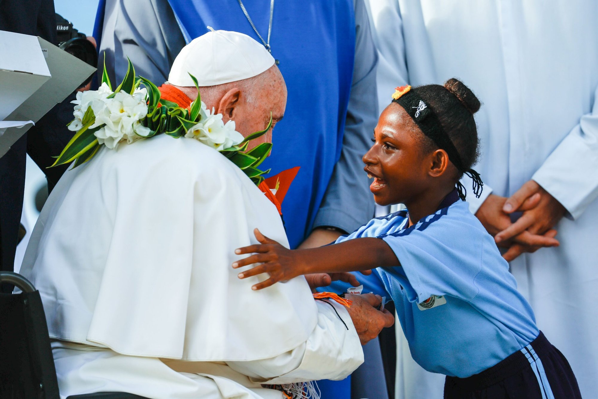 Un niño abraza al Papa Francisco durante su visita a la Escuela Humanística de la Santísima Trinidad en Baro, Papúa Nueva Guinea, el 8 de septiembre de 2024. (CNS /Lola Gomez)