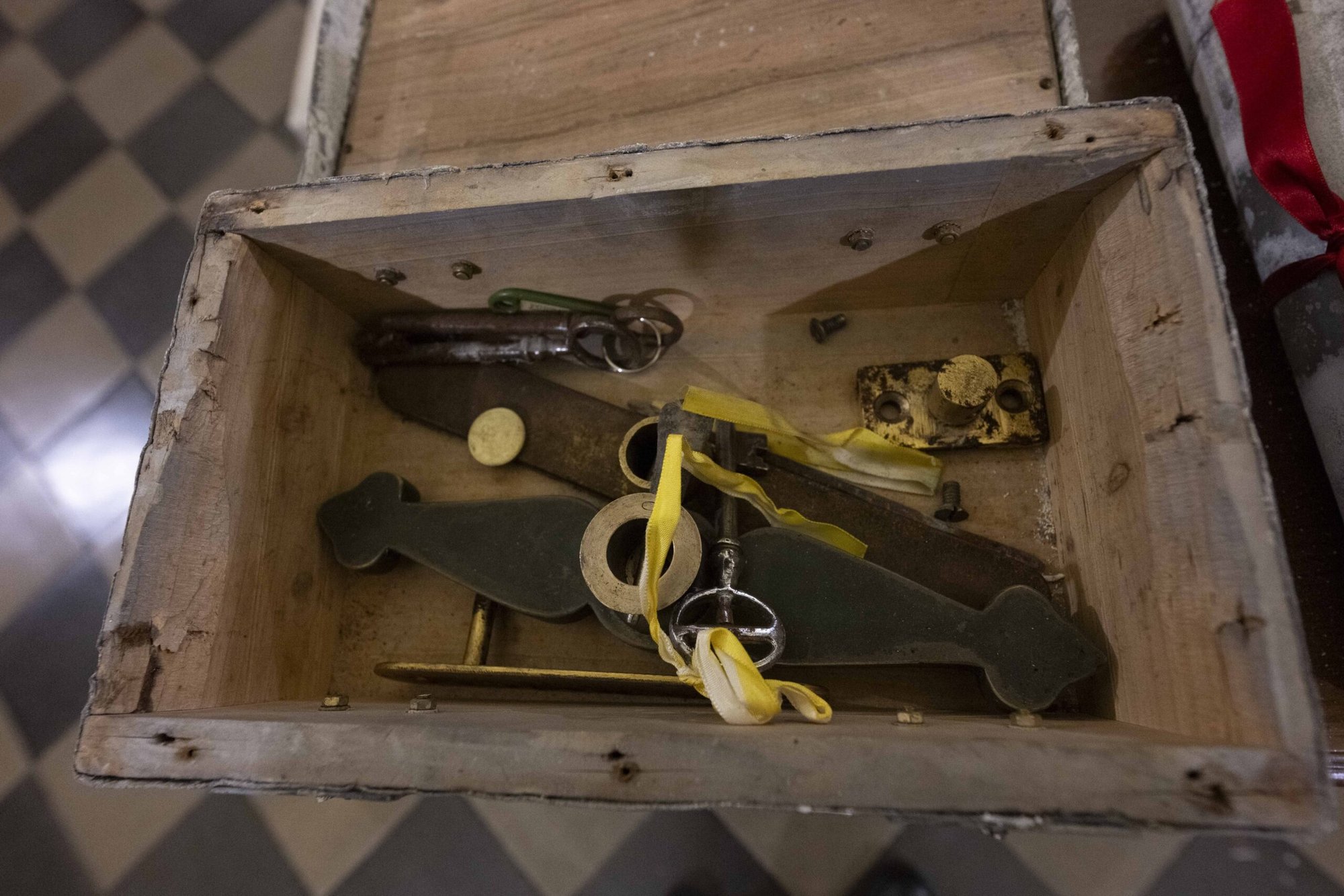 Las llaves, un picaporte y otros herrajes de la Puerta Santa de la Basílica de San Pedro en el Vaticano se ven el 2 de diciembre de 2024, después de una ceremonia en la que la caja en la que estaban se retiró de la pared que sella la puerta. El Papa Francisco abrirá la puerta e inaugurará el Año Santo 2025 en Nochebuena. (Foto CNS/Vatican Media)