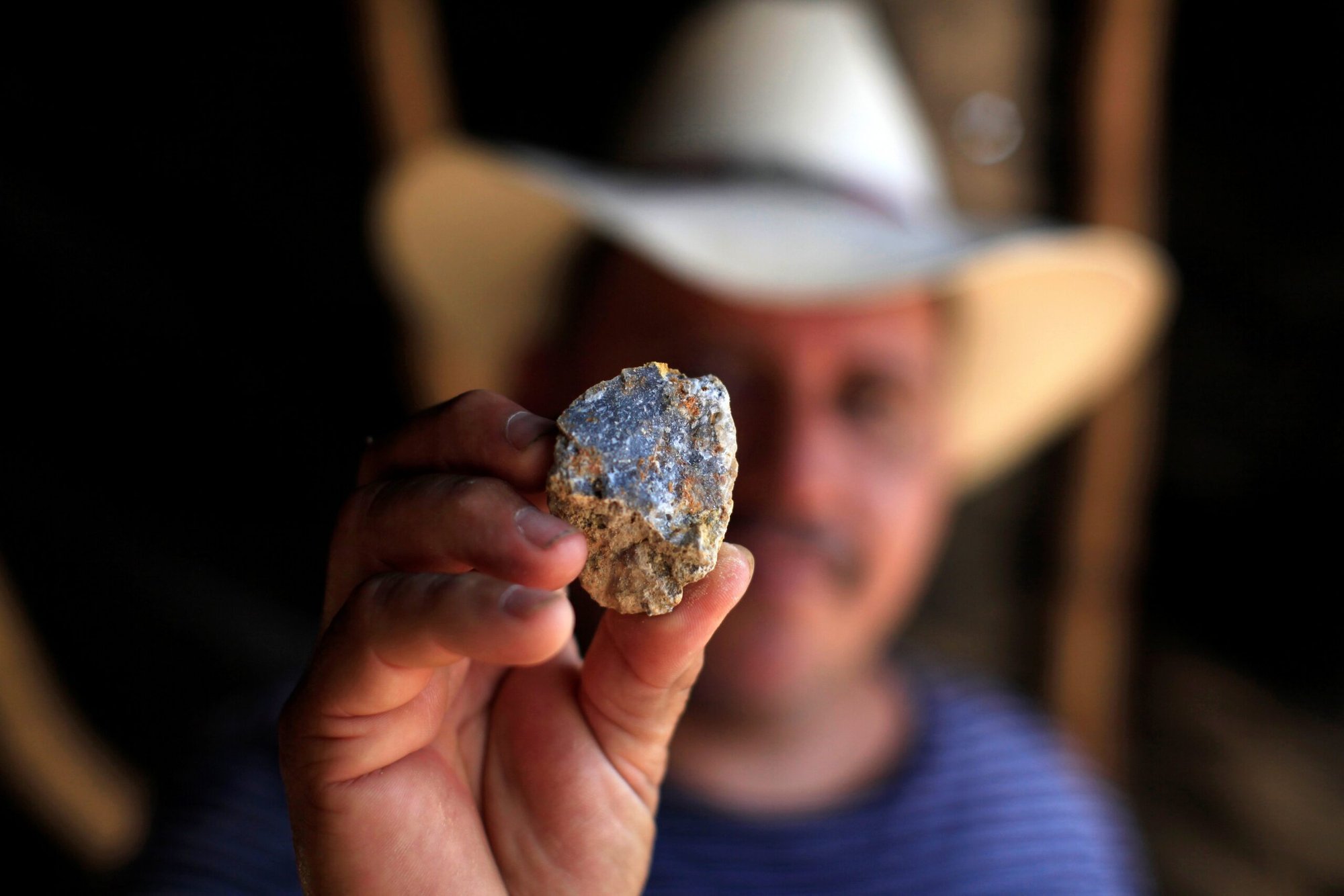 Un minero muestra una piedra con mineral de oro en la mina San Sebastián en Santa Rosa de Lima, El Salvador, 26 de abril de 2017. El arzobispo de San Salvador, José Luis Escobar Alas, en una conferencia de prensa el 1 de diciembre de 2024, dijo que la minería “causa un daño grave, irrevocable, a la vida y a la salud de las personas y eso no tiene precio”. (Foto OSV News/Jose Cabezas, Reuters)