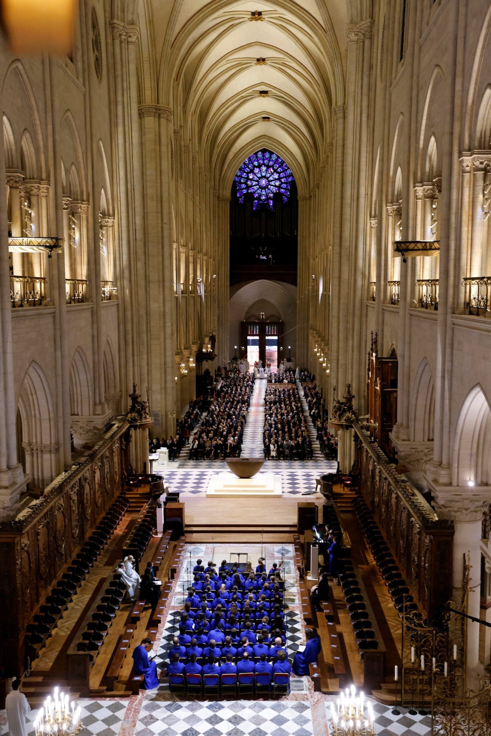 Asistentes en el interior de la catedral de Notre Dame durante una ceremonia para conmemorar su reapertura tras el incendio de 2019, en París, el 7 de diciembre de 2024. (Foto OSV News /Ludovic Marin, pool via Reuters)