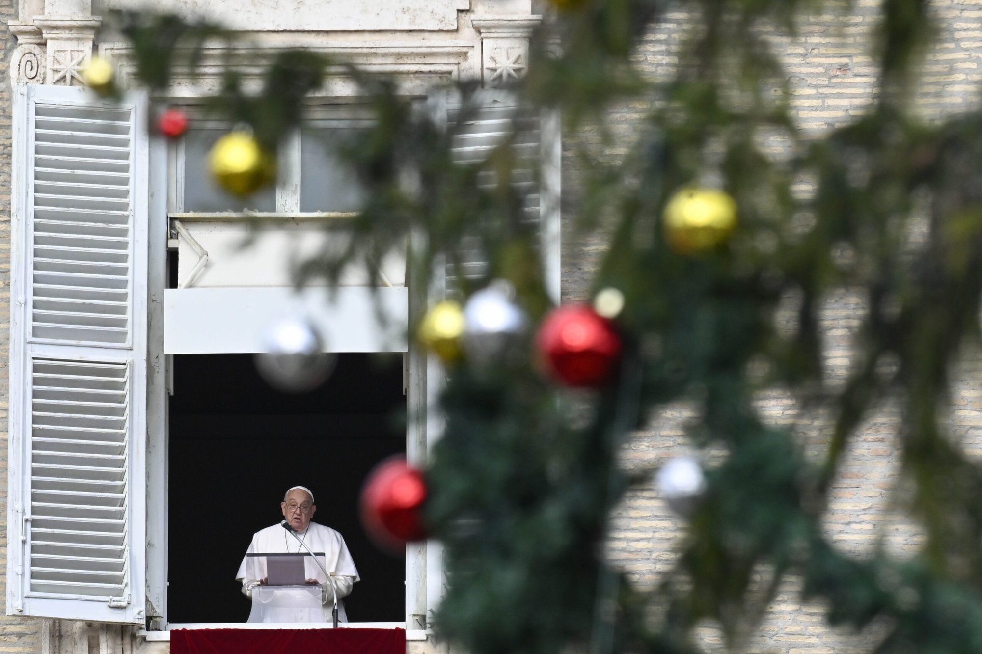 El Papa Francisco habla a los visitantes que se unen a él para el rezo de la oración del Ángelus en la Plaza de San Pedro en el Vaticano el 8 de diciembre de 2024. (Foto CNS/Vatican Media)