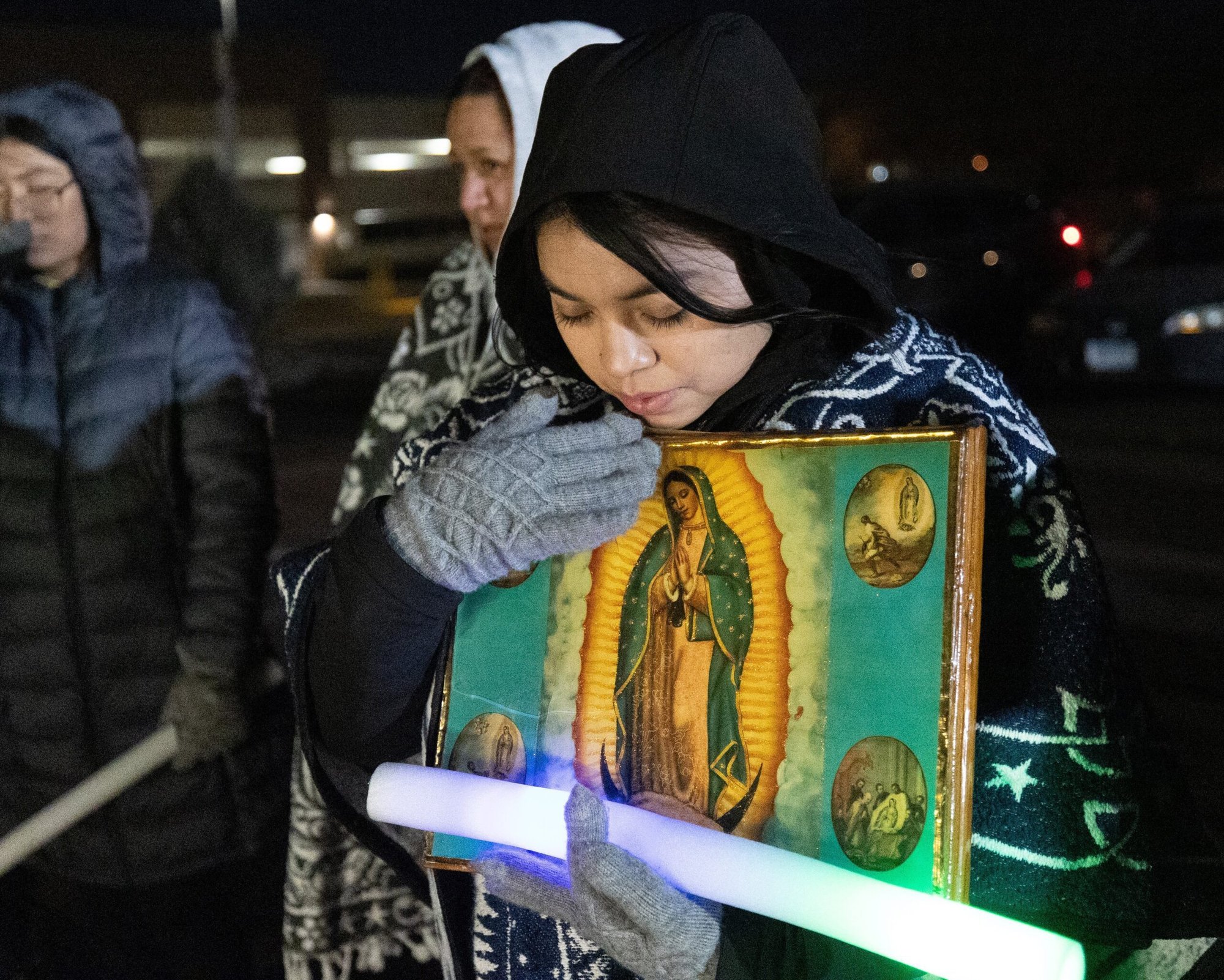 Maribel Rangel sostiene una imagen de Nuestra Señora de Guadalupe heredada de su difunta abuela mientras participa en una procesión en el barrio que rodea la iglesia de Nuestra Señora de Guadalupe en St. Paul, Minnesota, el 11 de diciembre de 2023, víspera de la fiesta mariana del 12 de diciembre. El 11 de diciembre de 2024, varios obispos de Estados Unidos dijeron en una declaración sobre la fiesta de Nuestra Señora de Guadalupe que "En este tiempo en que algunos de nuestros hermanos y hermanas sienten miedo y ansiedad, recordamos las eternas palabras de Nuestra Señora a San Juan Diego: ‘No temas ninguna enfermedad, ni aflicción, ni ansiedad, ni dolor. ¿No estoy yo aquí, yo que soy tu Madre? ¿No estás bajo mi sombra y protección?’". (Foto OSV News /Dave Hrbacek, The Catholic Spirit)
