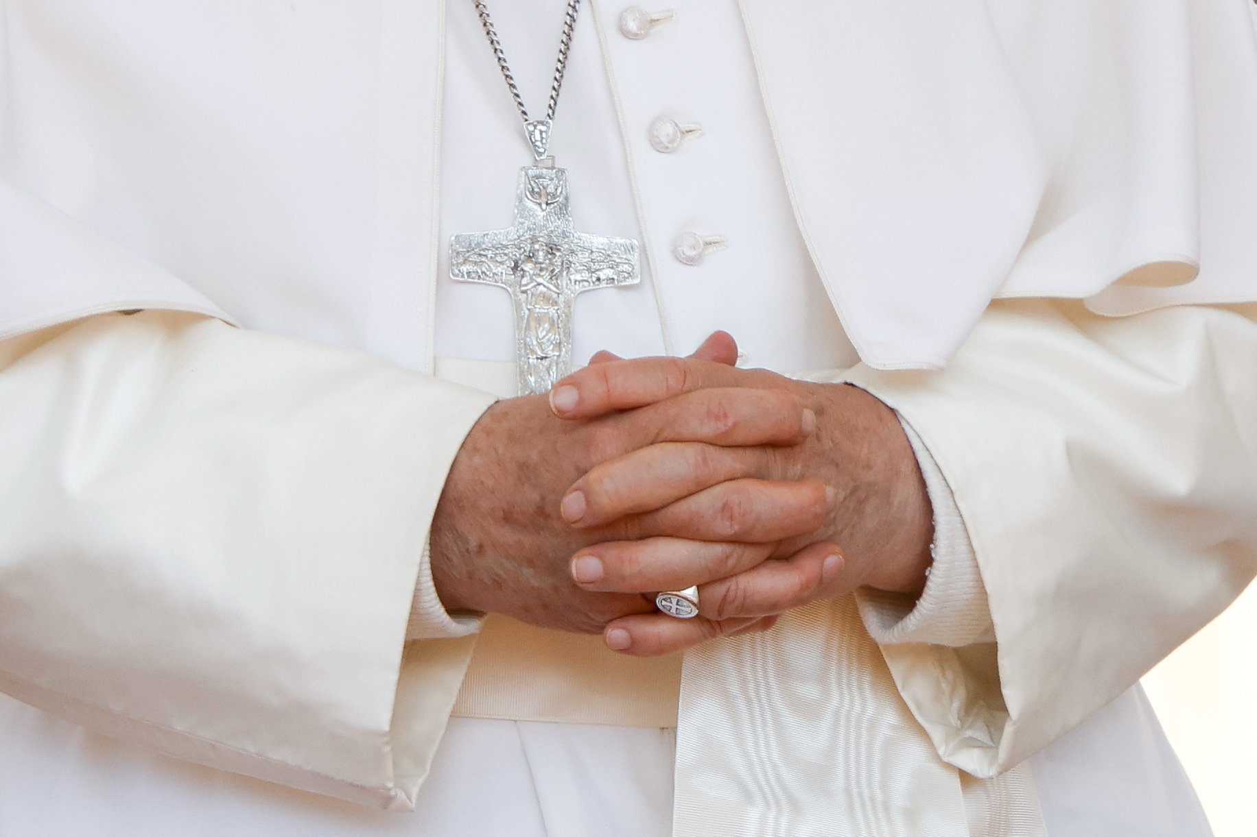 El Papa Francisco reza con las manos juntas delante de su cruz pectoral durante su audiencia general semanal en la Plaza de San Pedro del Vaticano el 15 de mayo de 2024. (Foto CNS/Lola Gomez)