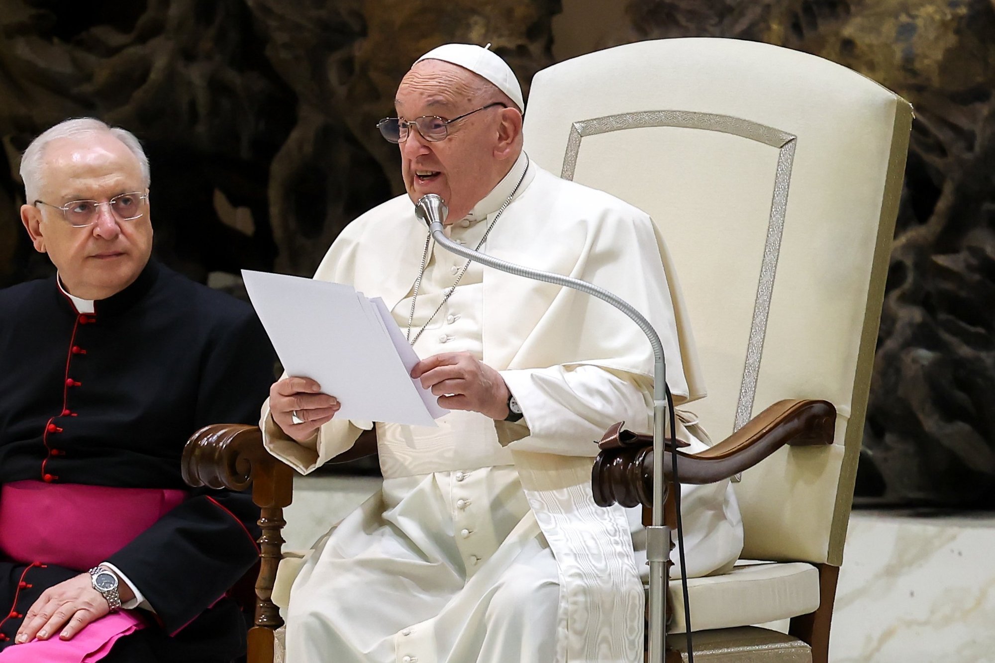 El Papa Francisco se dirige a los visitantes en el Aula de Audiencias Pablo VI durante su audiencia general en el Vaticano el 18 de diciembre de 2024. (Foto CNS/Lola Gomez)