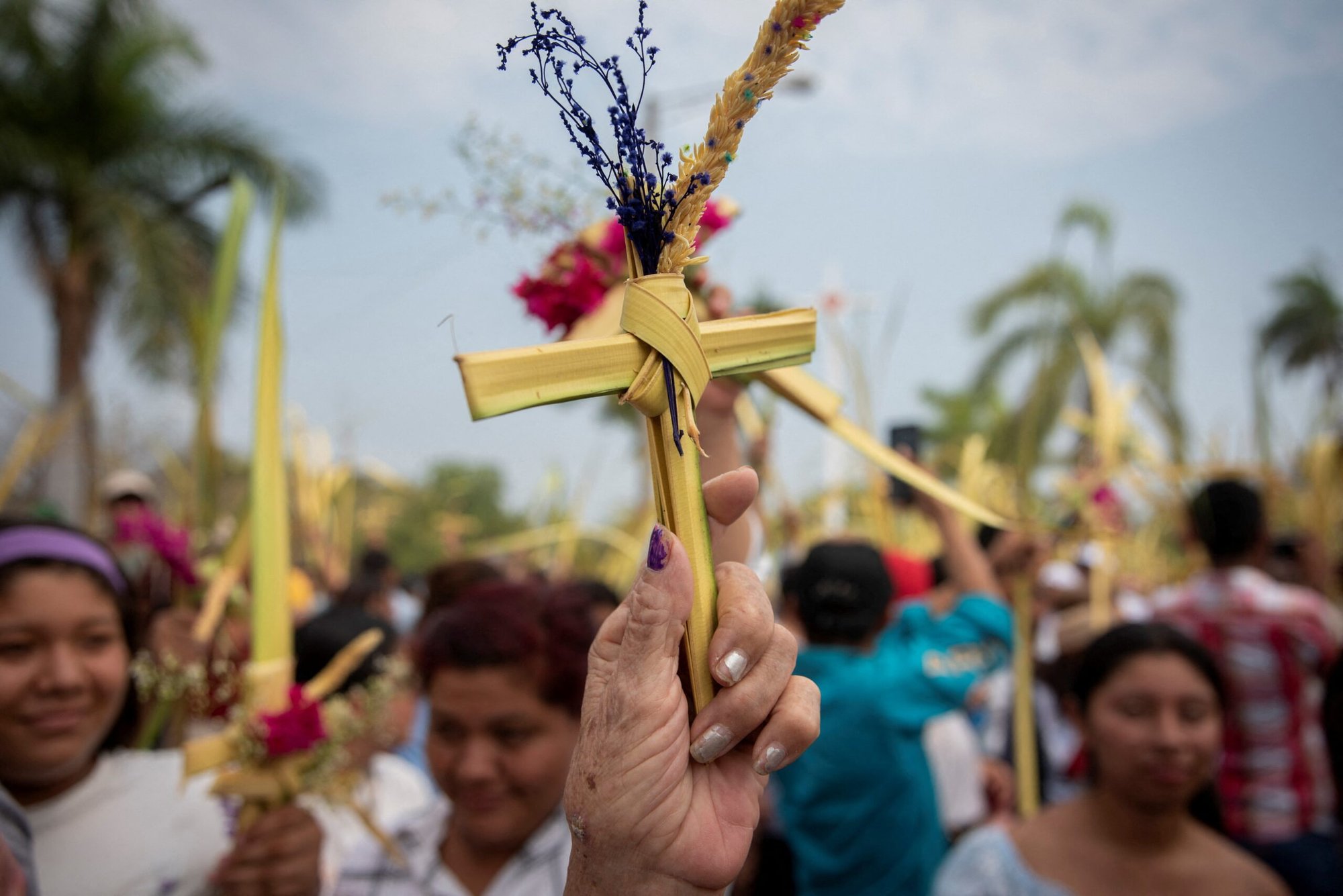 Nicaragüenses levantan hojas de palma para bendiciones durante una Misa de Domingo de Ramos 24 de marzo 2024, en Managua, Nicaragua. (Foto OSV News/Maynor Valenzuela, Reuters)