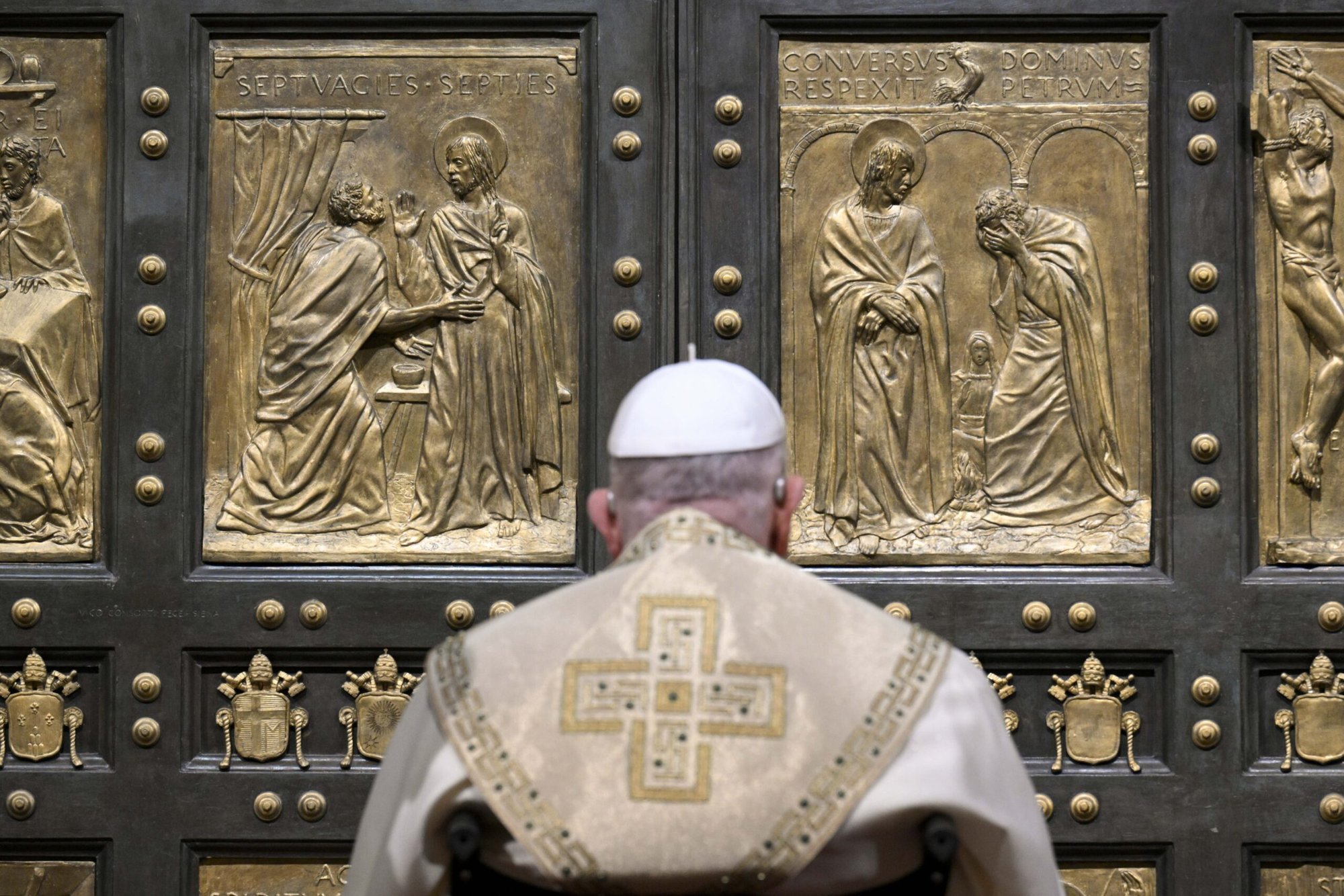 El Papa Francisco hace una pausa en oración en el umbral de la Puerta Santa de la Basílica de San Pedro en el Vaticano el 24 de diciembre de 2024, después de abrirla e inaugurar el Año Santo 2025. (Foto CNS/Vatican Media)