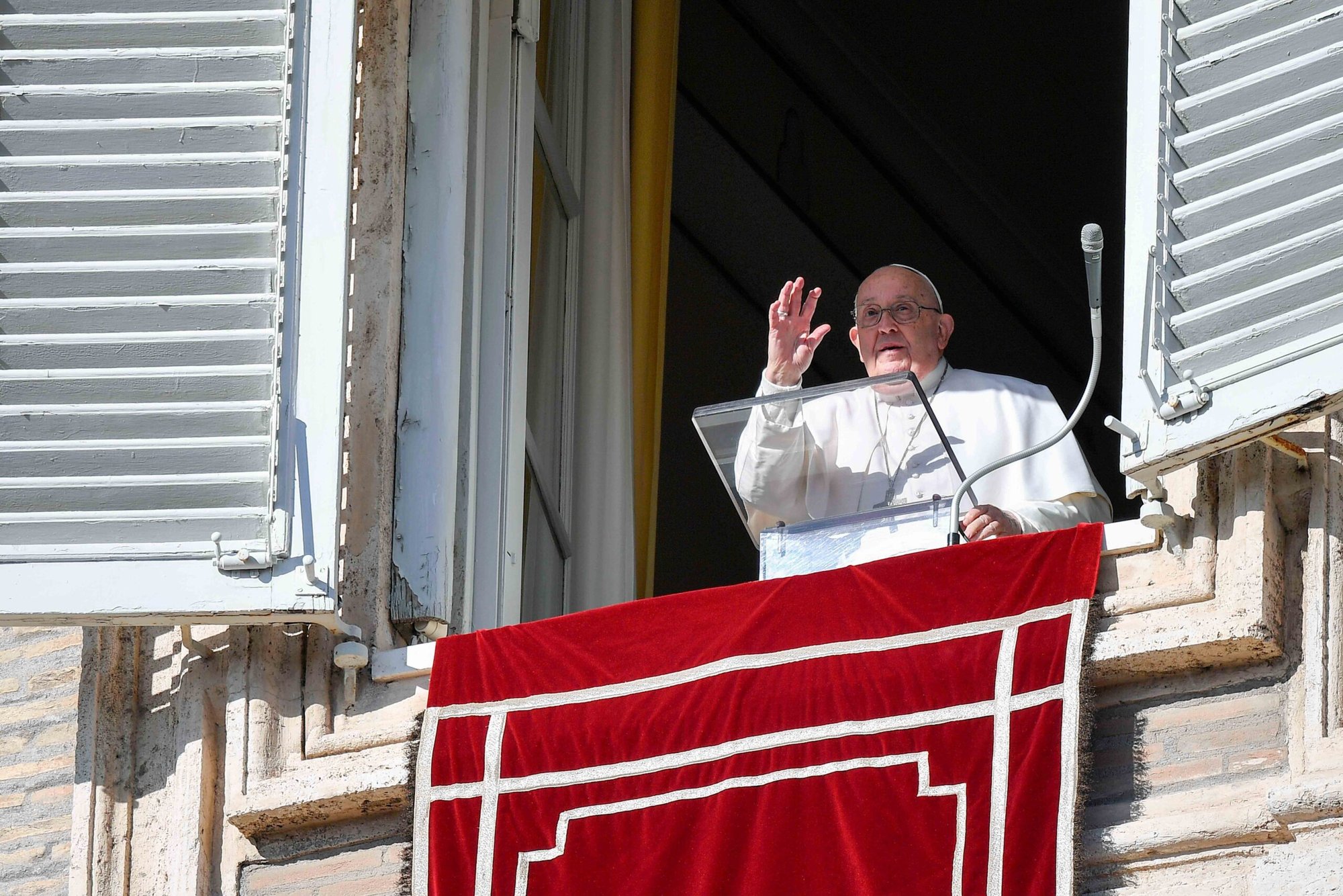 El Papa Francisco saluda a los visitantes en la Plaza de San Pedro reunidos para rezar el Ángelus en la fiesta de San Esteban, 26 de diciembre de 2024. (Foto CNS/Vatican Media)