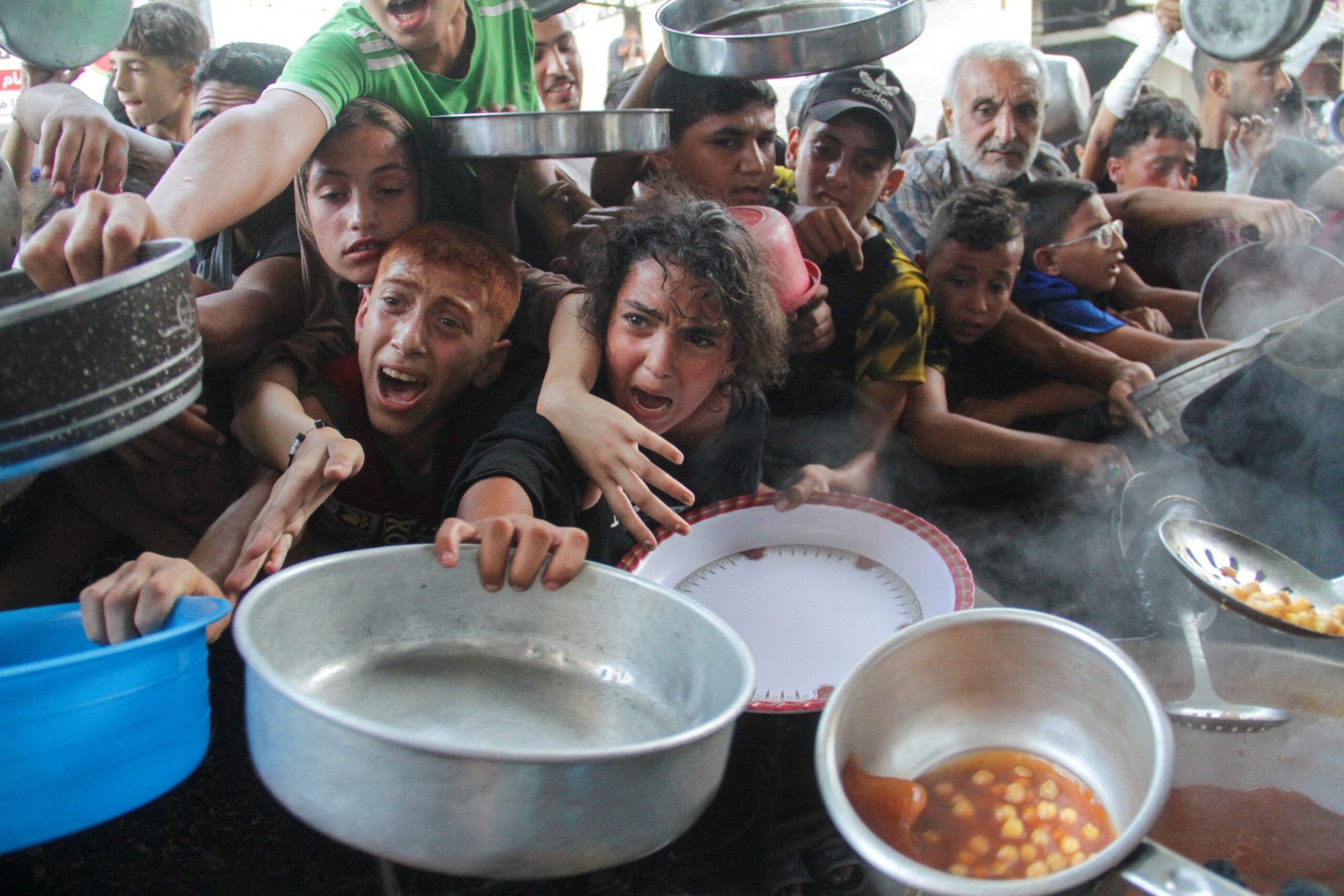 Niños palestinos se reúnen para recibir alimentos cocinados por un comedor de beneficencia en el norte de la Franja de Gaza el 11 de septiembre de 2024, en medio del conflicto entre Israel y Hamás. (Foto OSV News/Mahmoud Issa, Reuters)