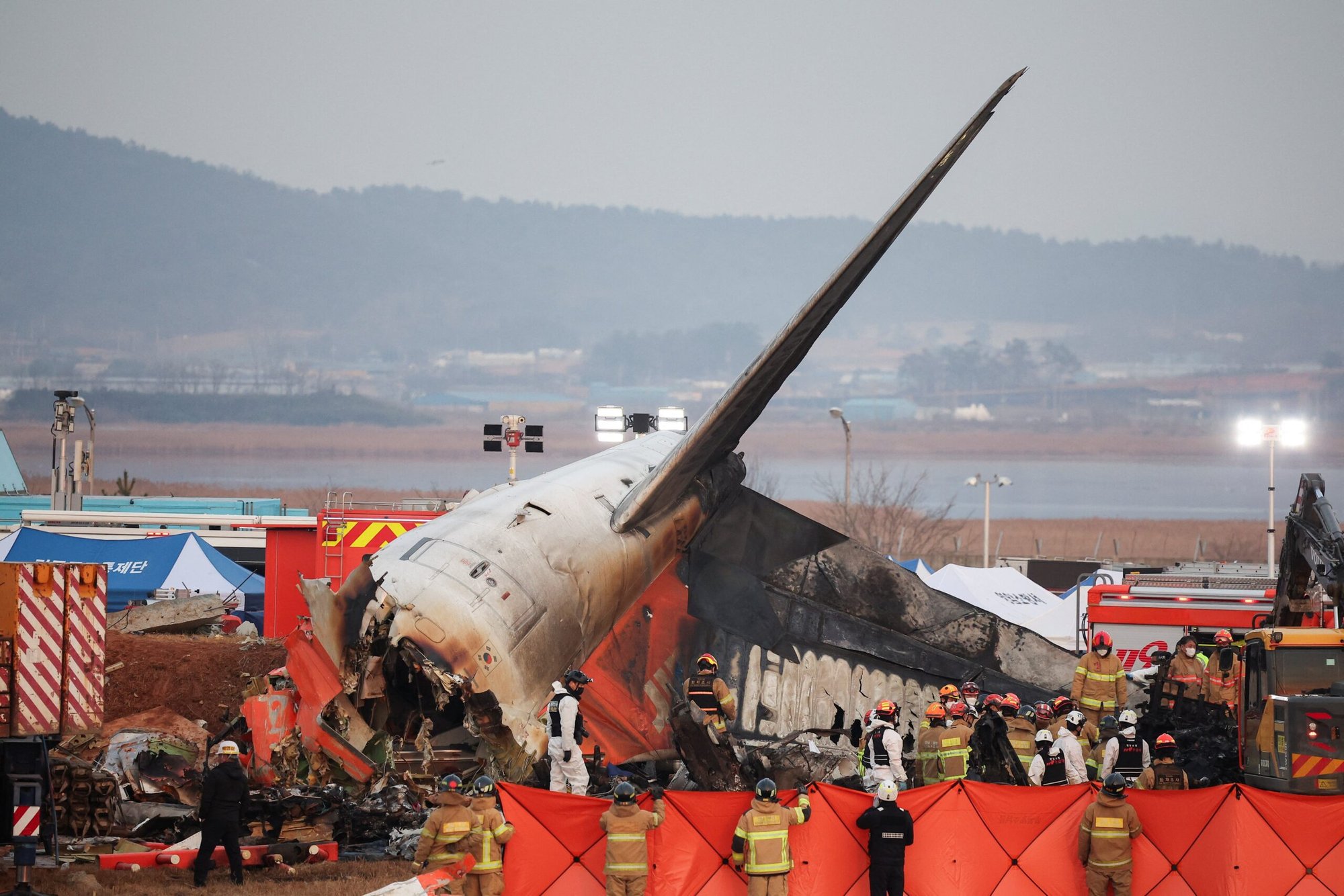 Trabajadores de rescate participan en una operación de salvamento en el lugar donde un avión se estrelló después de salirse de la pista en el Aeropuerto Internacional de Muan, en Corea del Sur, 29 de diciembre de 2024. (Foto OSV News/Kim Hong-Ji, Reuters)
